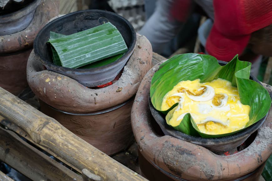 Bibingka förbereds i terrakottakrukor över glödande kol, insvept i bananblad