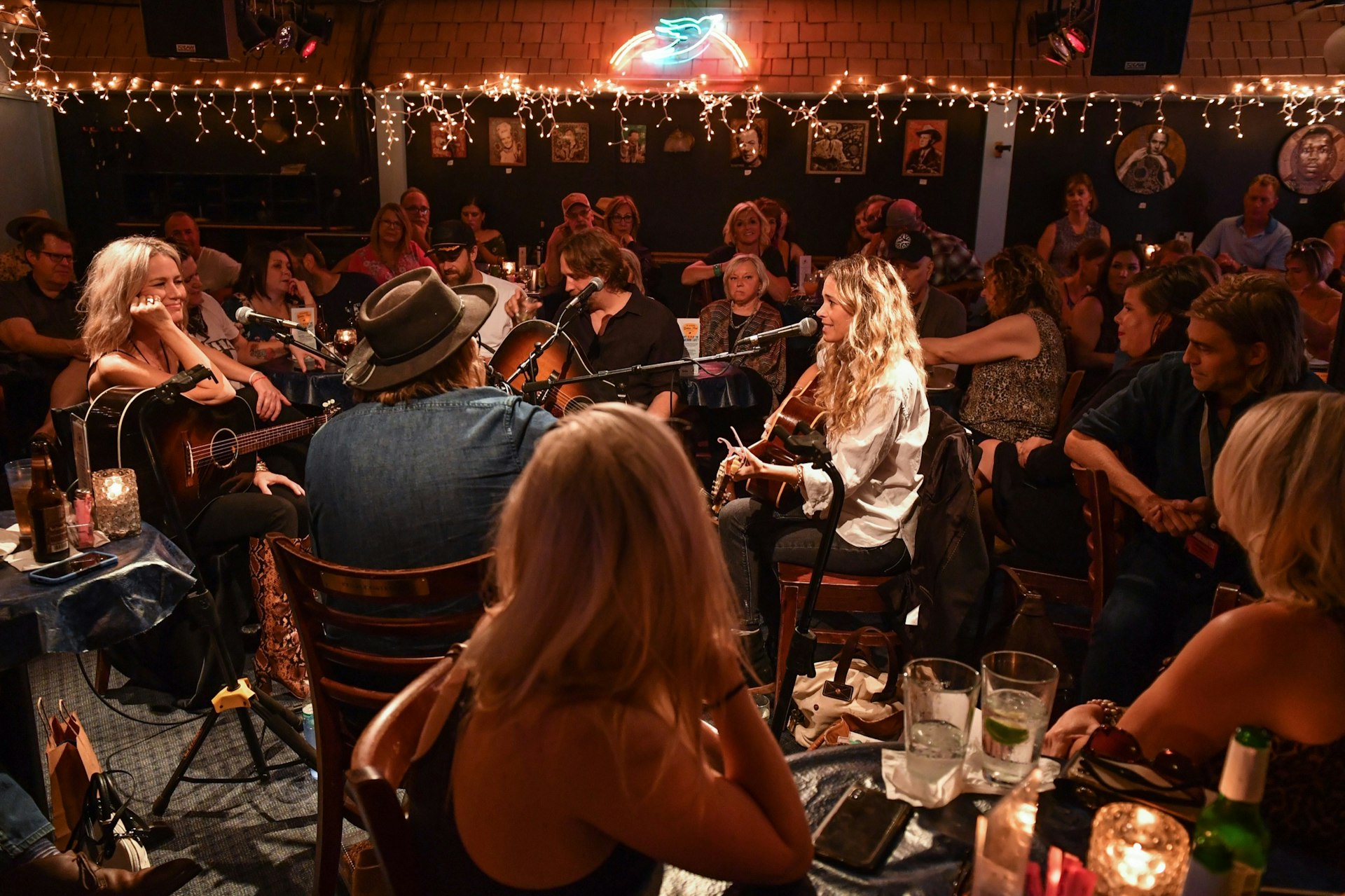 Musicians play as cafe patrons sit around them on all sides; Best country music venues in Nashville