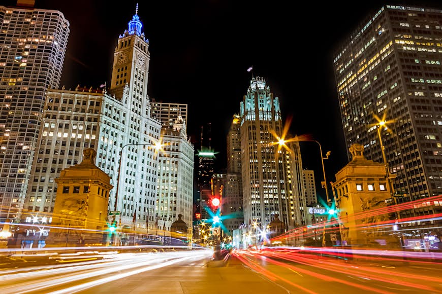 I ett fotografi med lång exponering zoomar bilar genom centrala Chicago och lämnar spår av ljus på natten;  Perfekt helg i Chicago