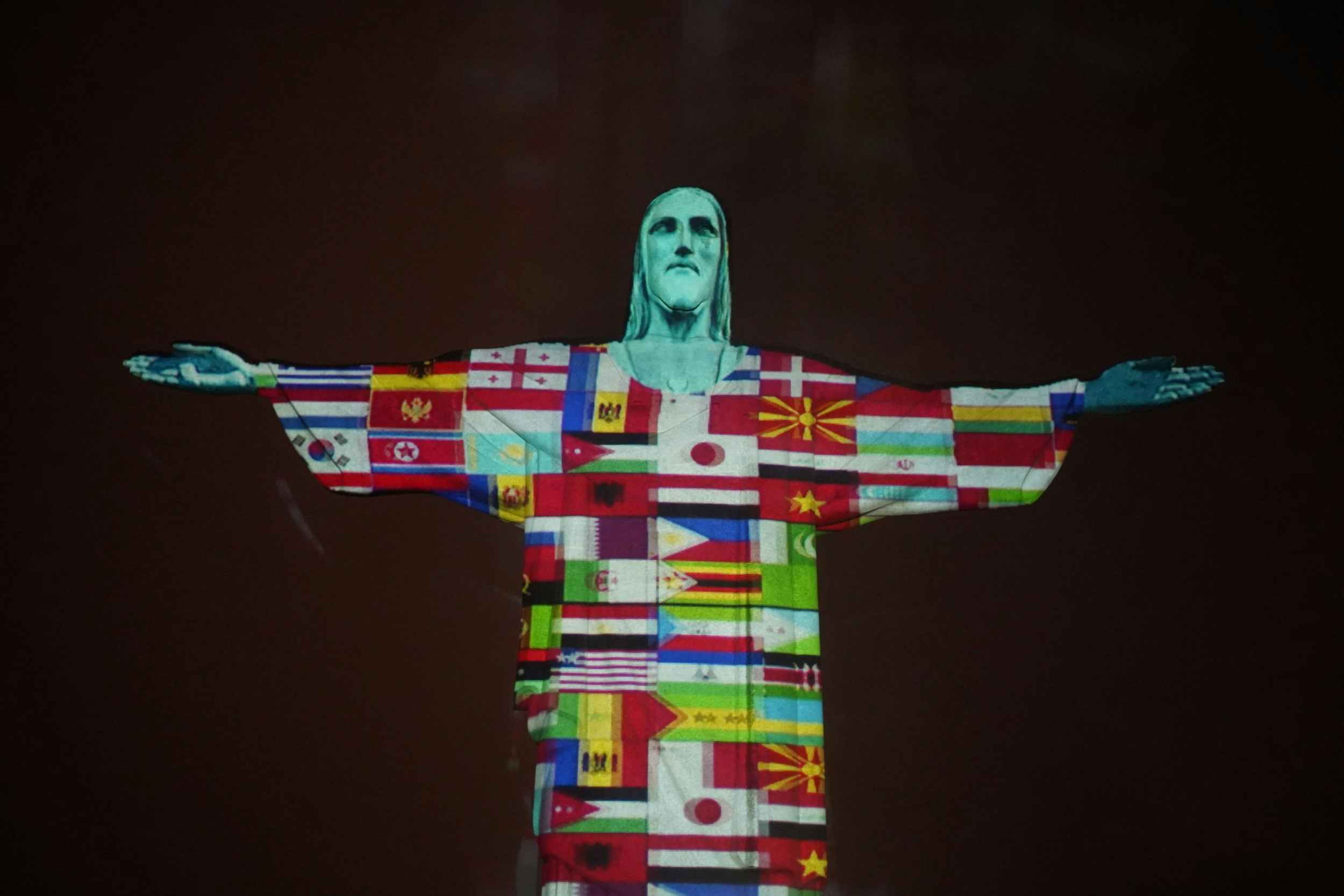 The illuminated statue of Christ the Redeemer  © Wagner Meier/Getty Images