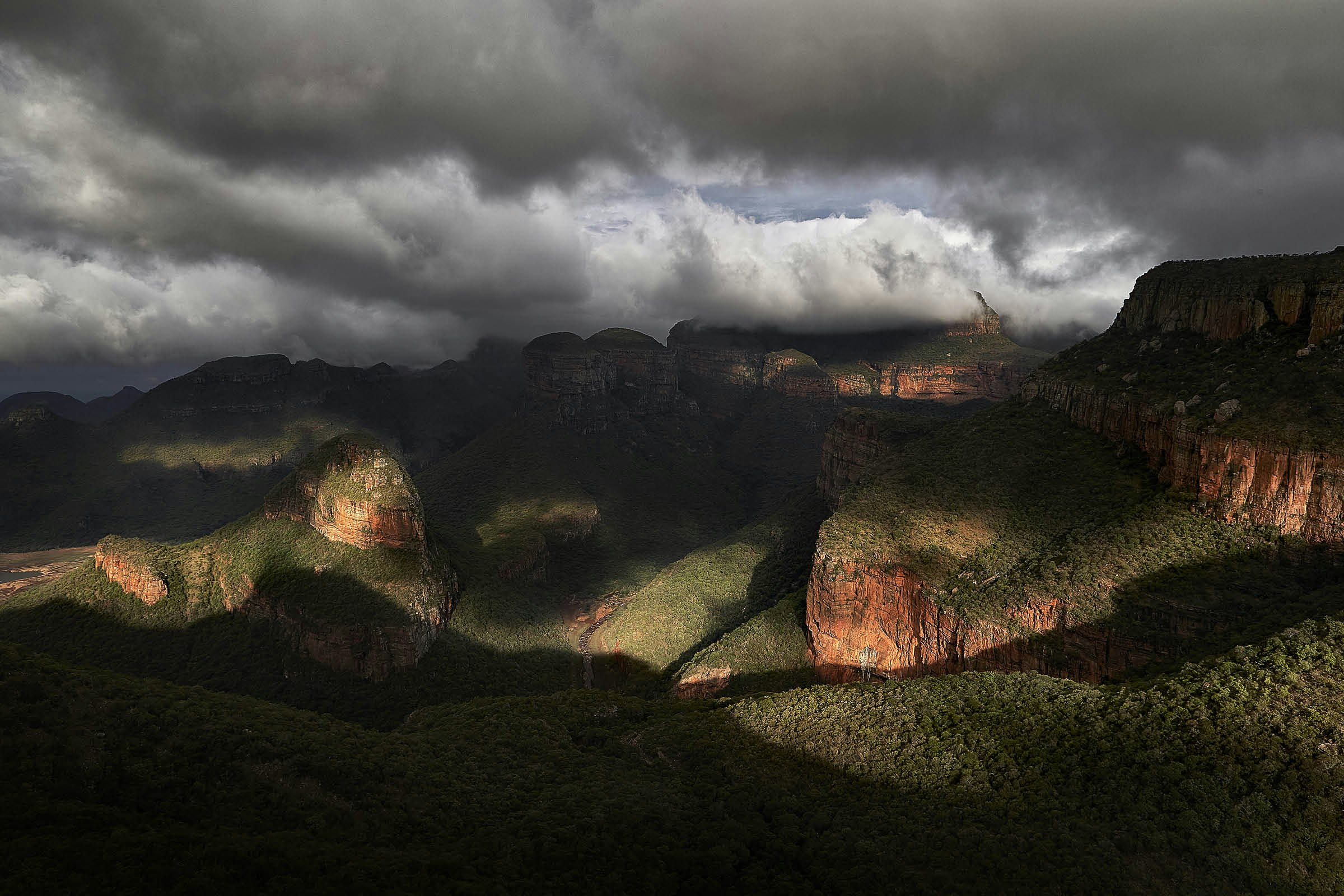 Clouds gather over the cliffs of Blyde River Canyon
