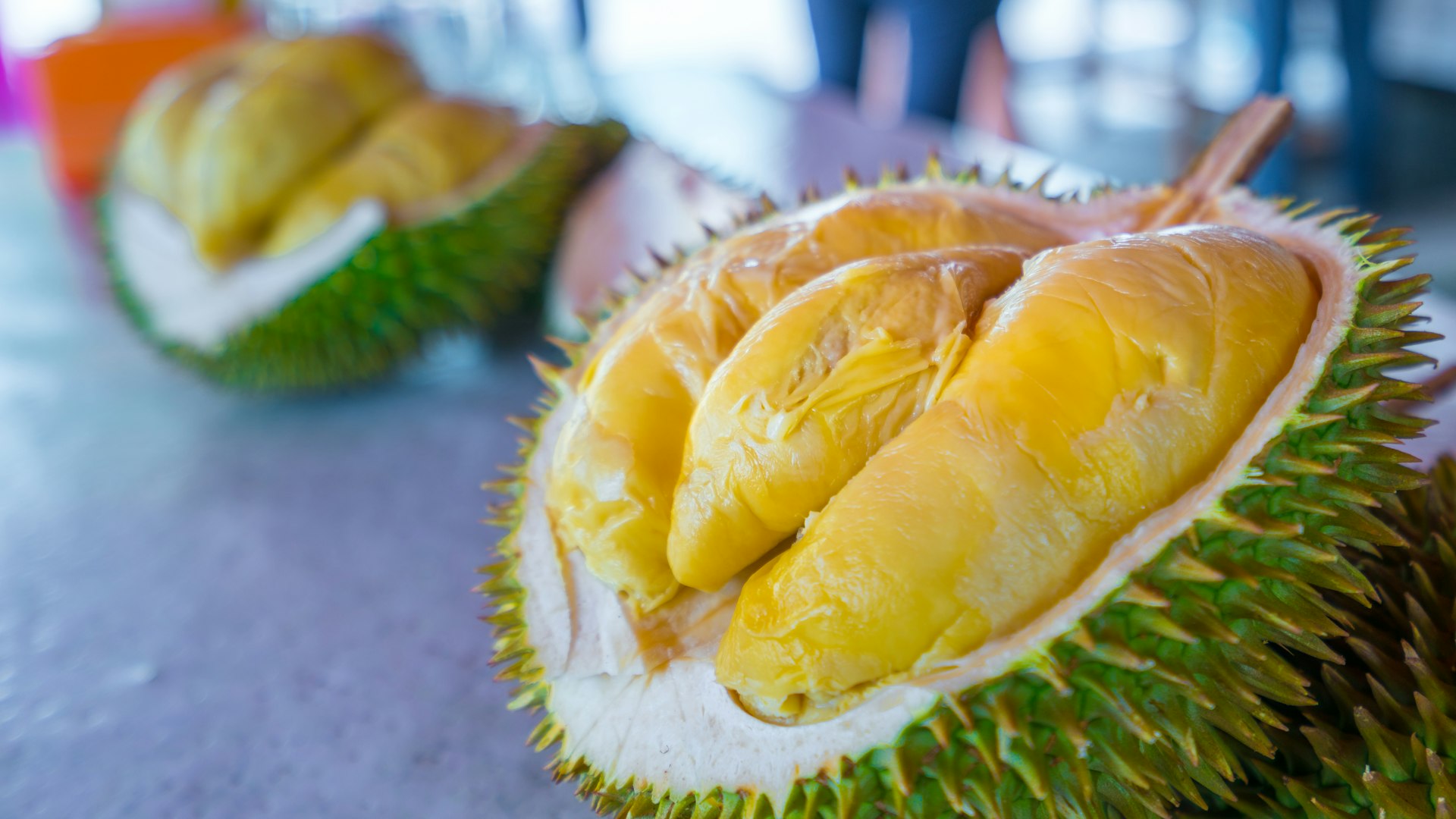 Ett par durian-frukter har skurits upp för att visa de köttiga delarna