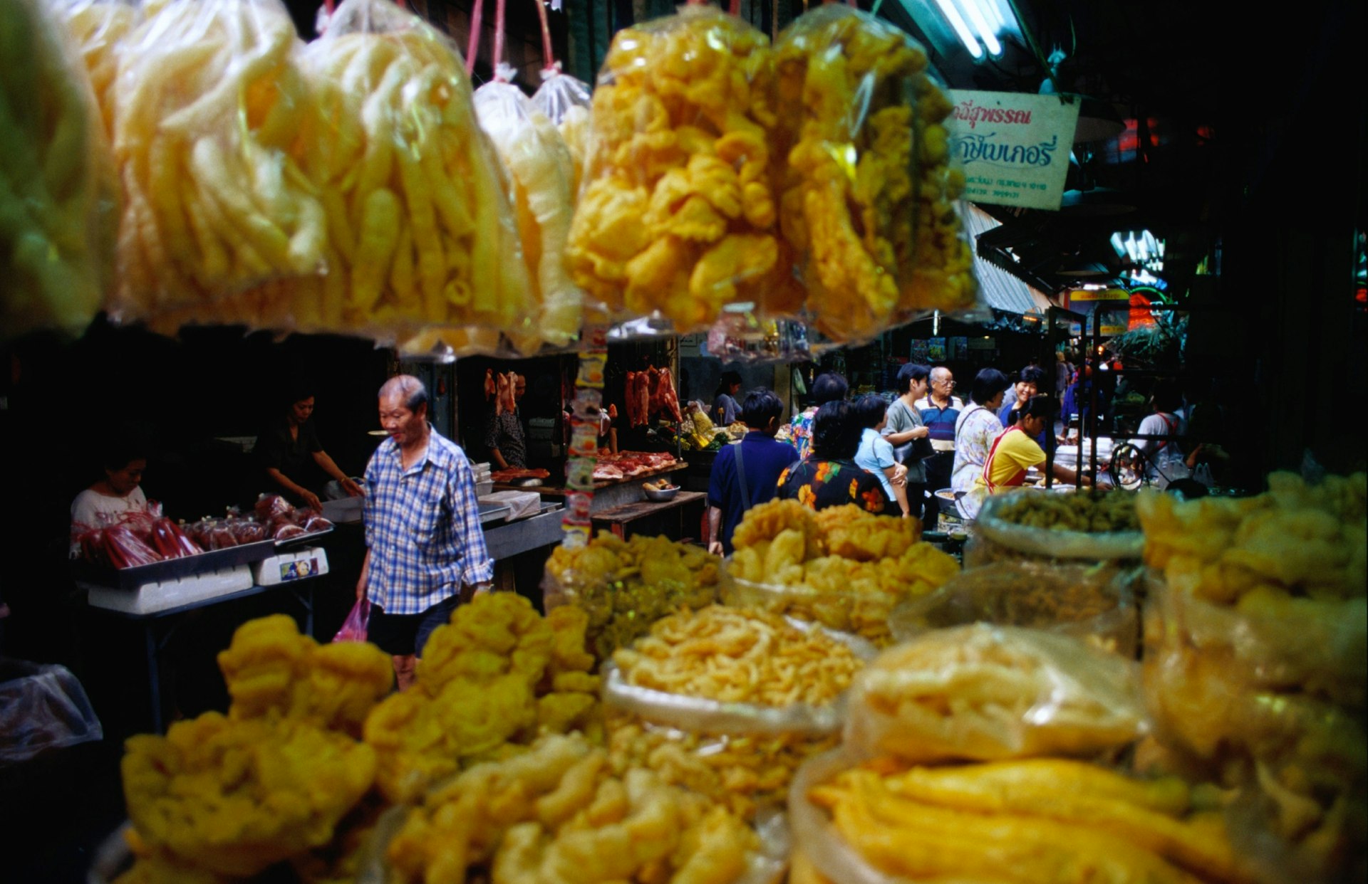 Food stalls on Trok Itsaranuphap (soi 16) in Bangkok's Chinatown.