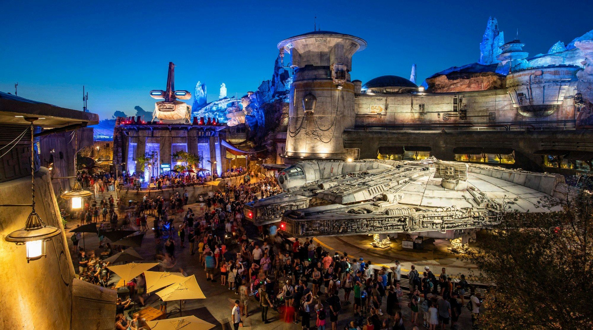 The first guests arriving before sunrise at Disney’s Hollywood Studios 