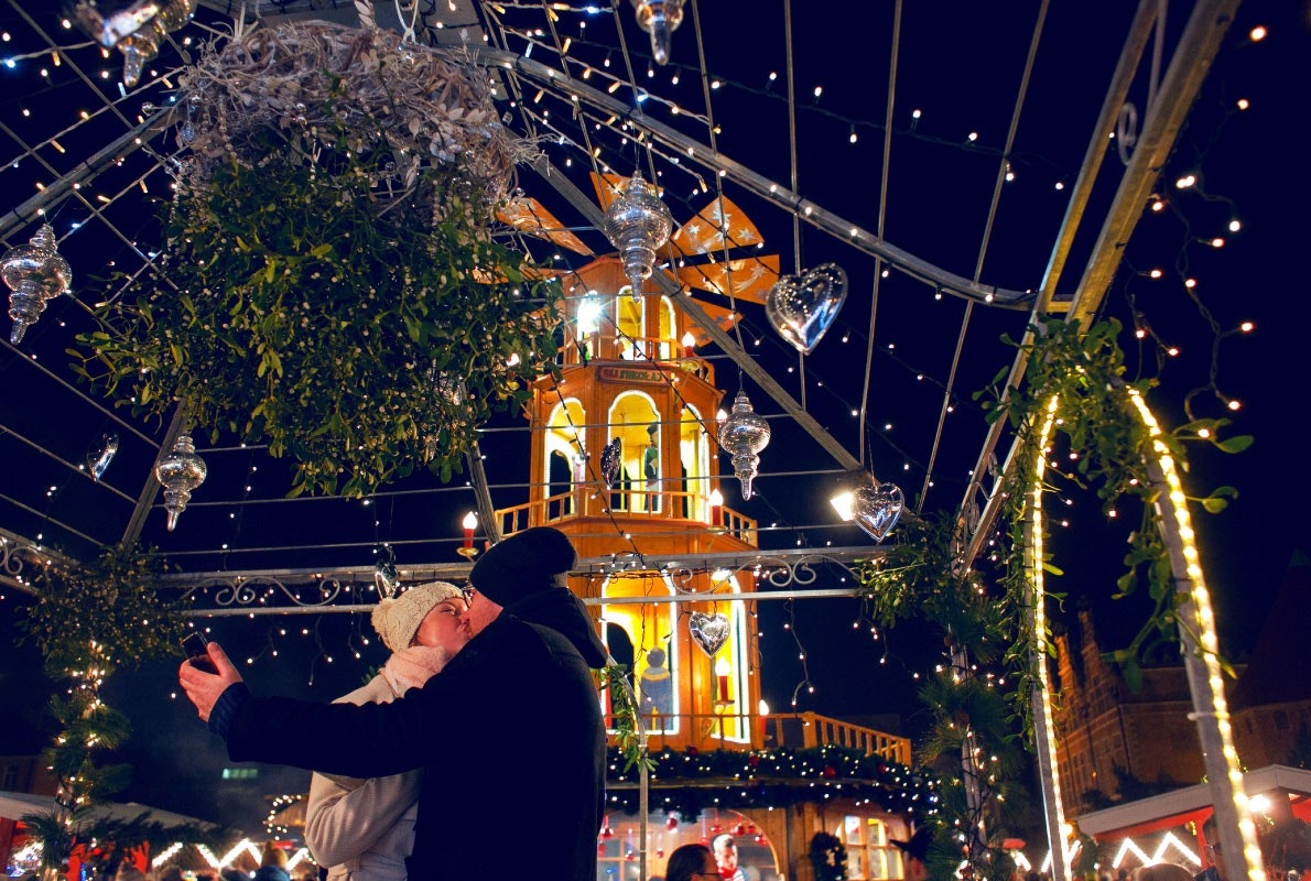 A couple kissing at the Gdansk Christmas Fair