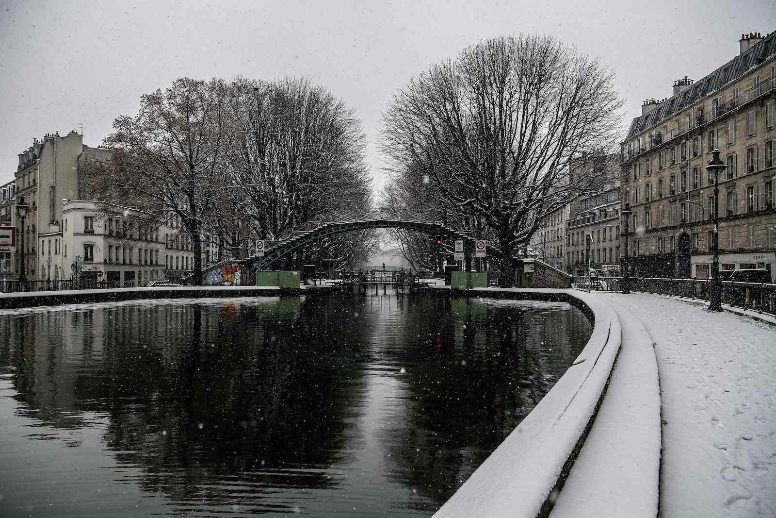  Snow falls over the canal Saint-Martin in Paris on January 22, 2019.