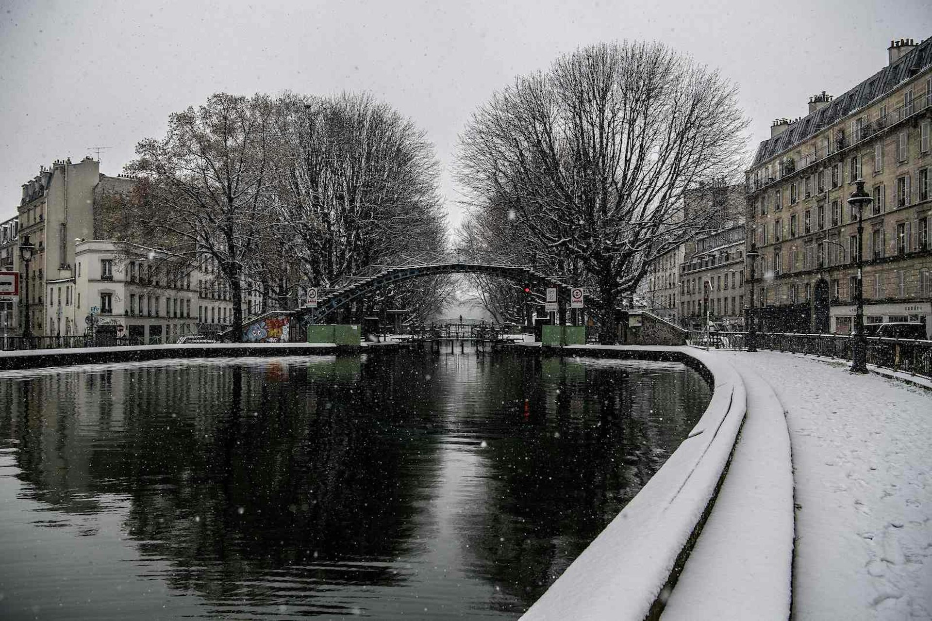  Snow falls over the canal Saint-Martin in Paris on January 22, 2019.