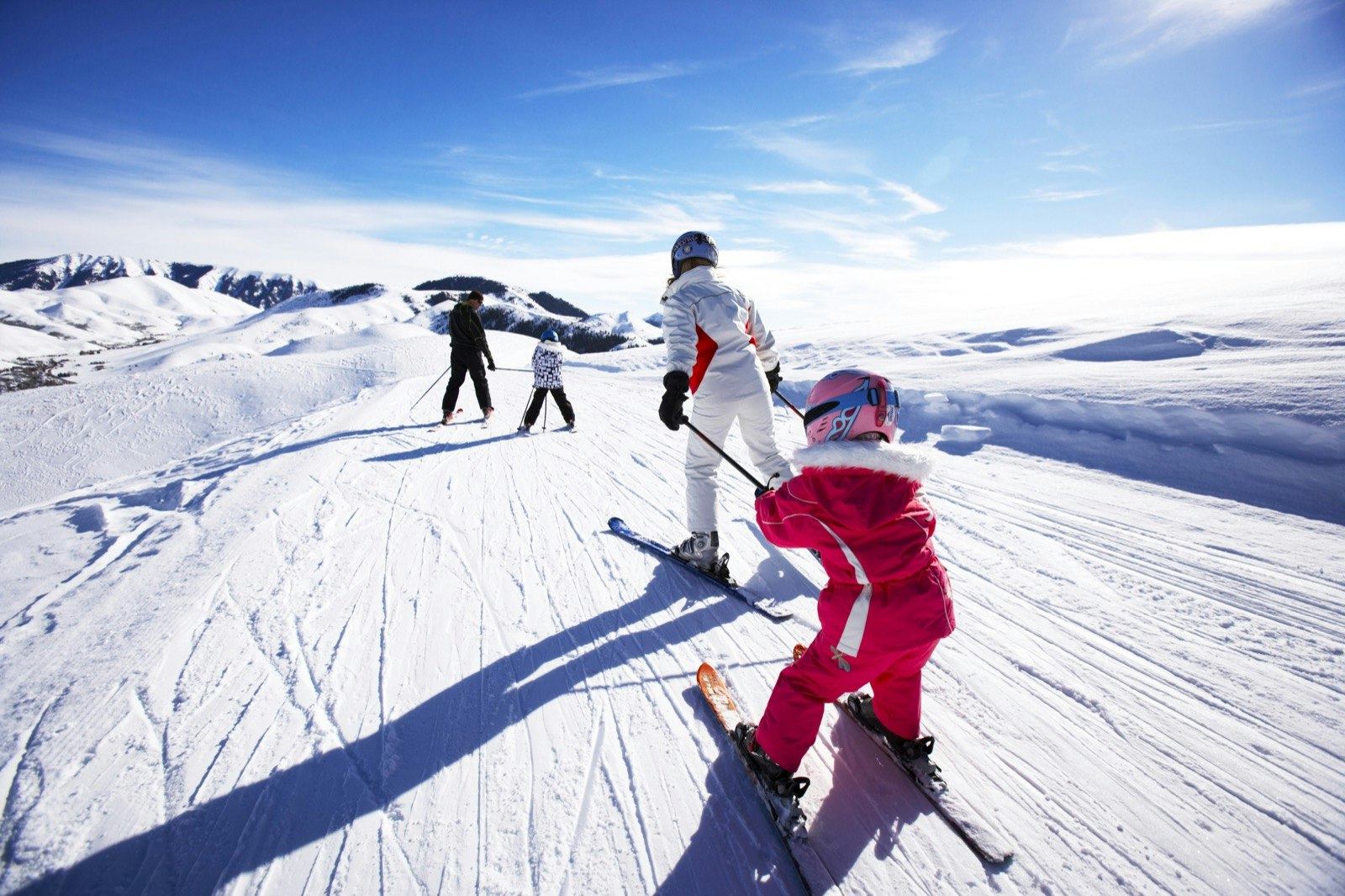 Mountain skiing. Катание на горных лыжах. Зимний курорт. Зимний спорт. Кататься на лыжах в горах.