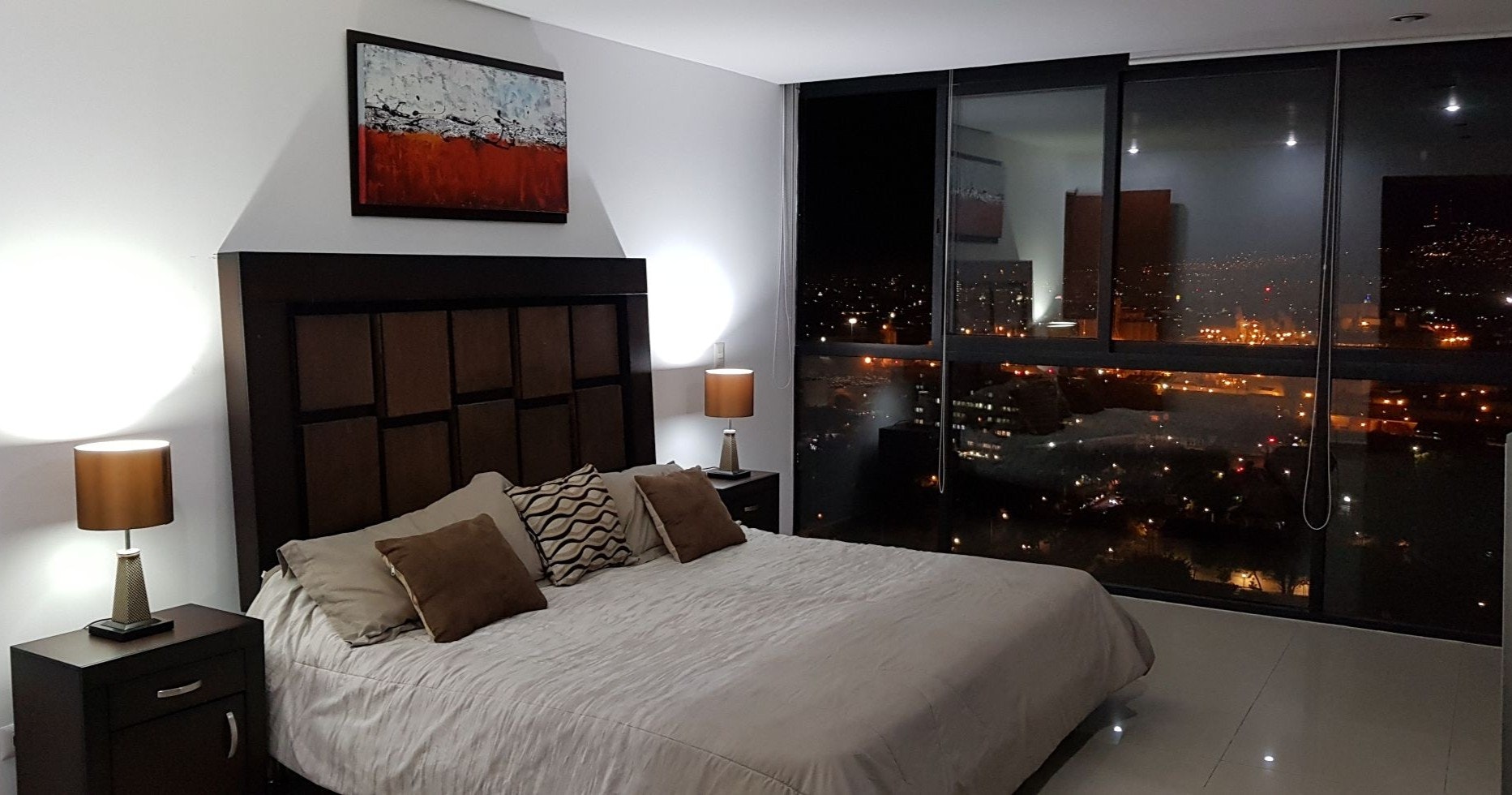 A bedroom with city views in Guadalajara