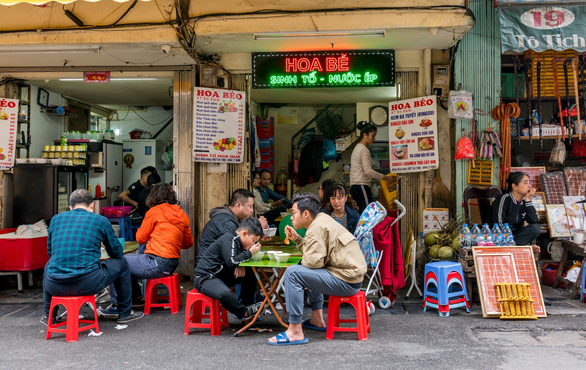 Ett kafé i Hanois karaktärsfulla gamla kvarter.  Caféet är mycket litet (ett enkelrum) och enkelt, med människor som sitter utanför på plastpallar hopkrupen runt små bord.