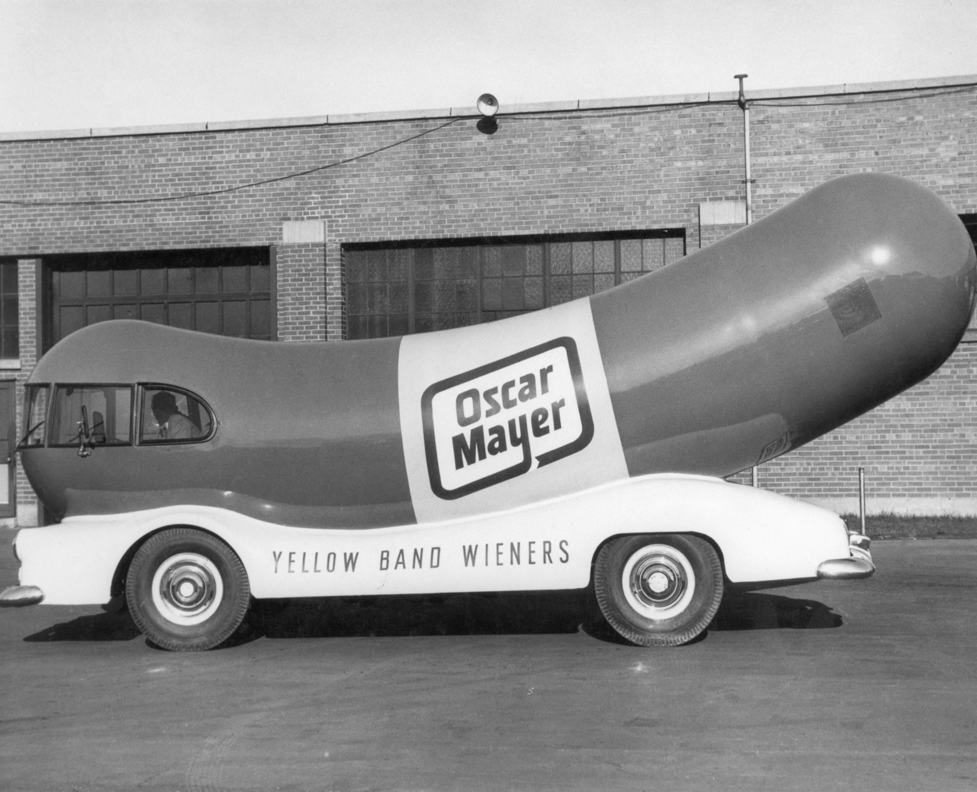 Tidig Oscar Mayer Wiener-Mobile, formad som en korv.  Odaterat fotografi, ca.  1950-talet.