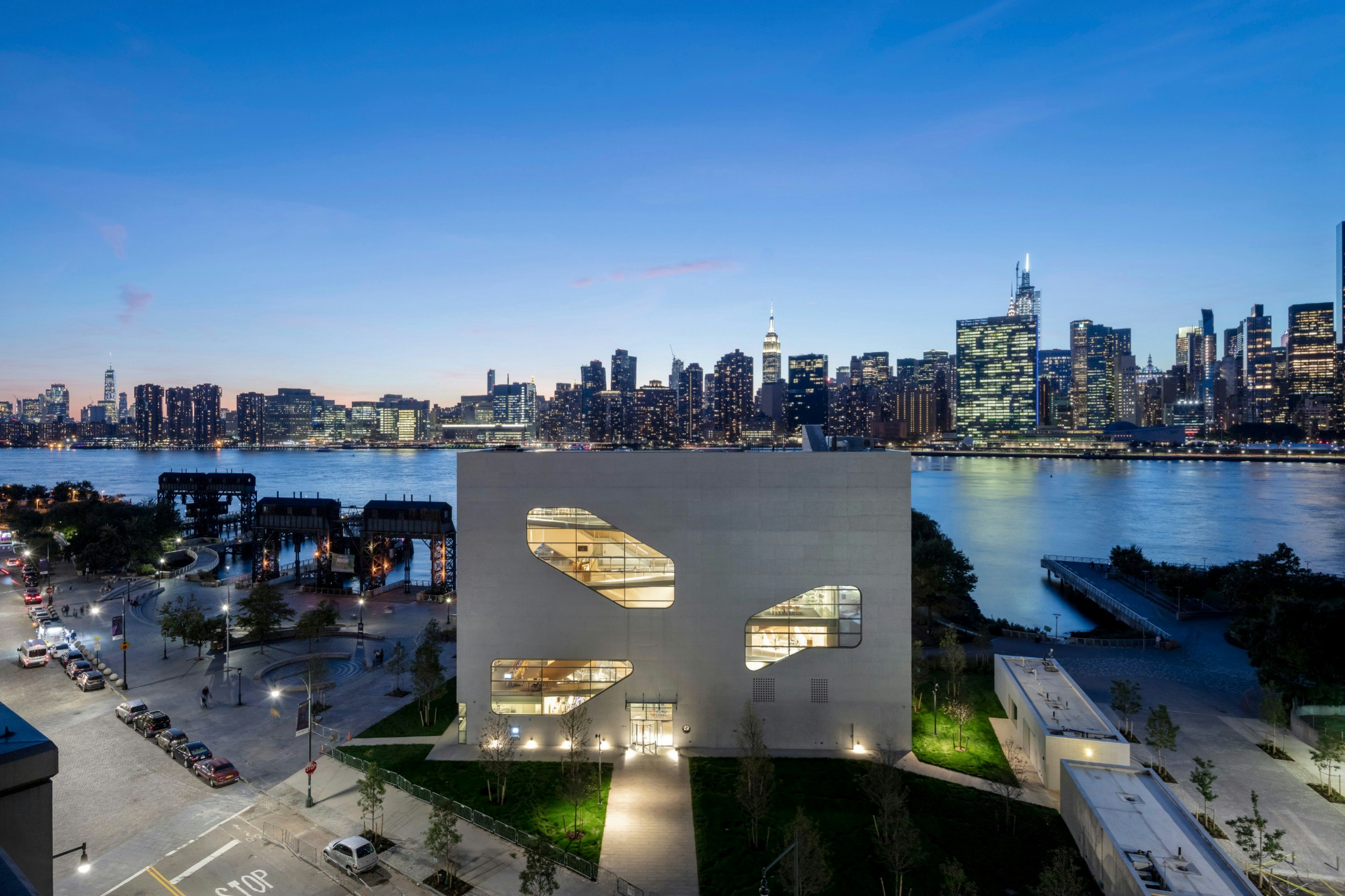A view of Hunters Point Community Library and the Manhattan skyline