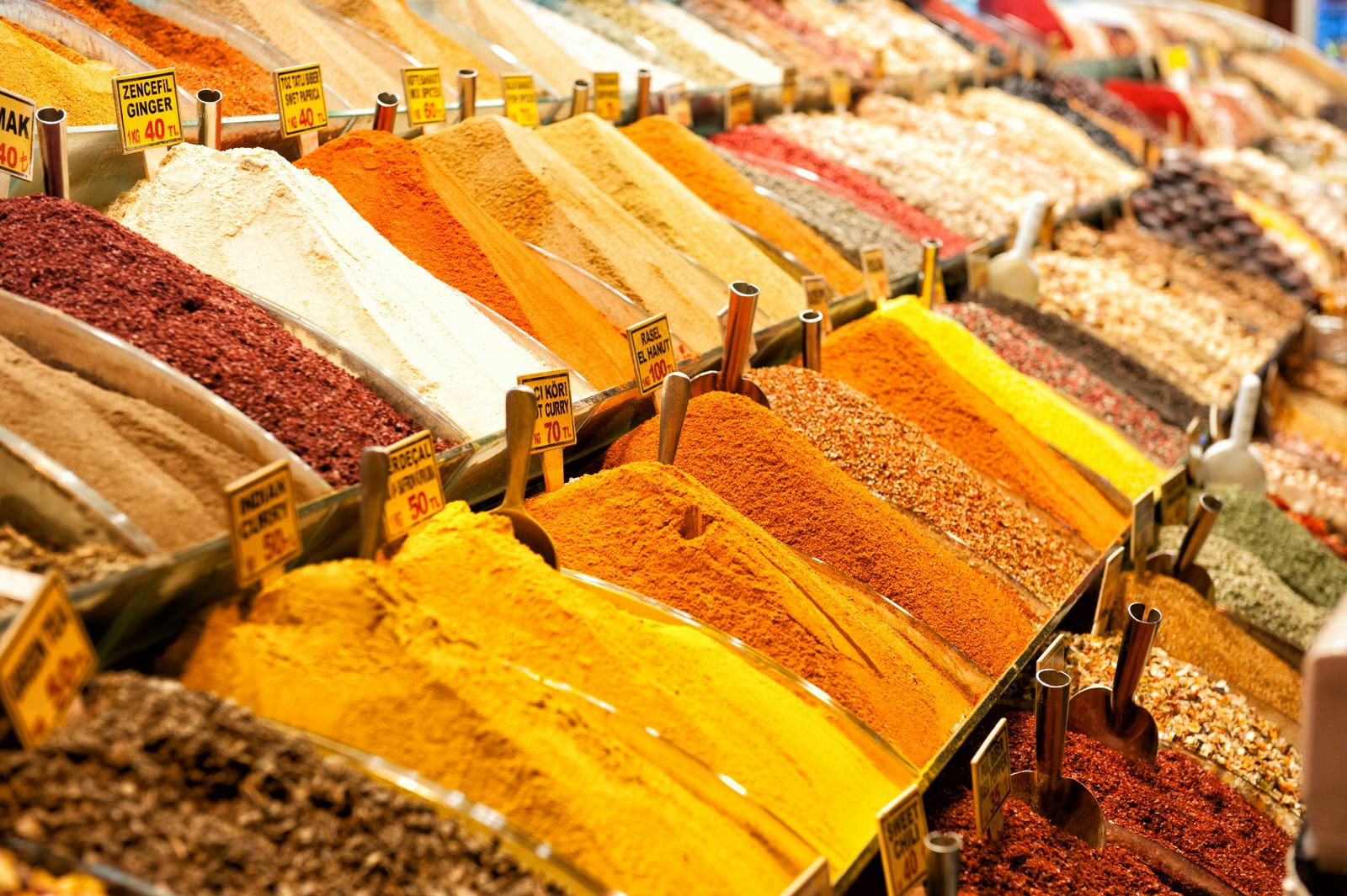 Närbild av rader av färgglada kryddor i Istanbuls kryddbasar.