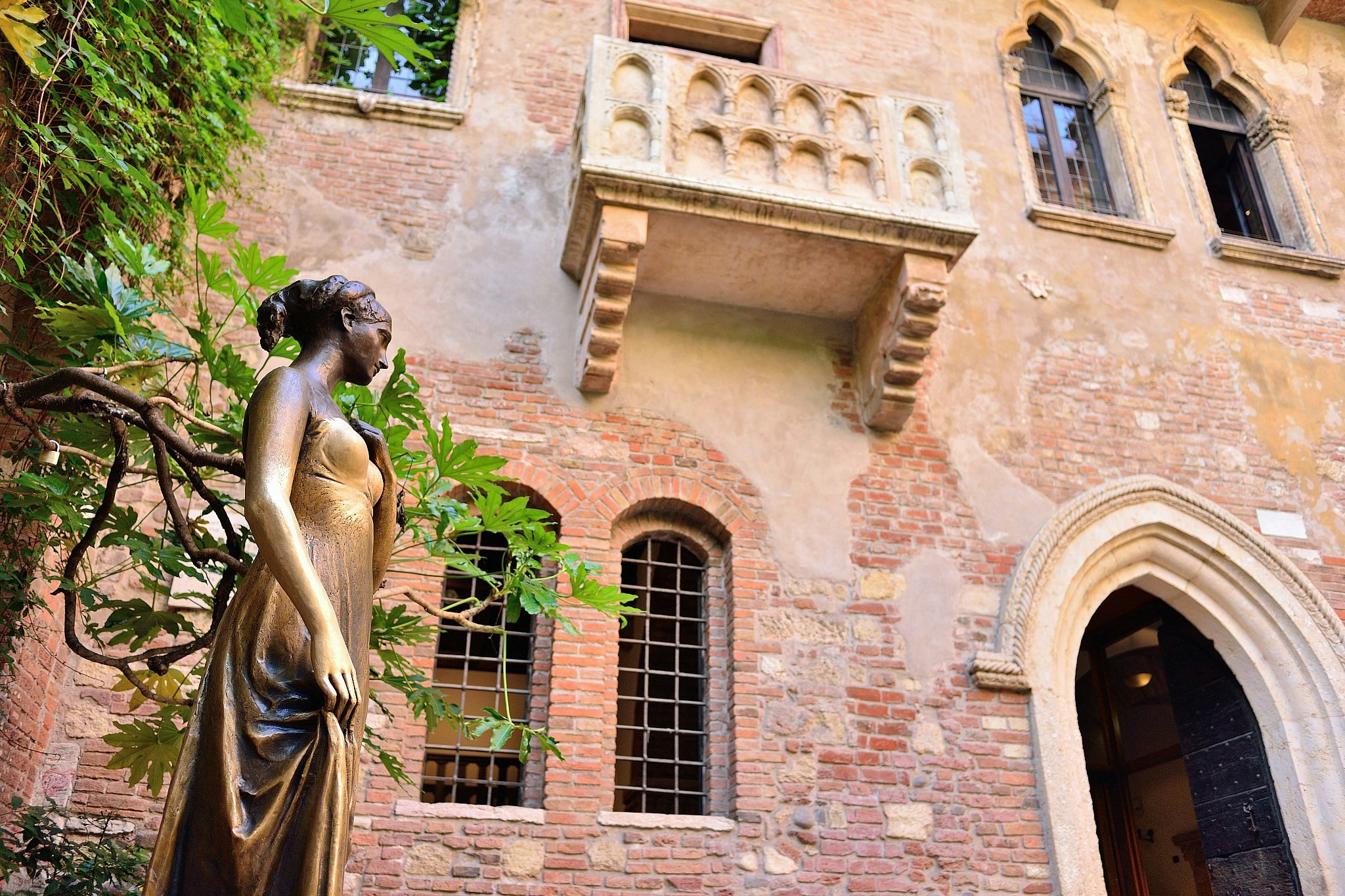 Patio and Juliet's balcony at Casa di Giulietta, Verona, Italy.