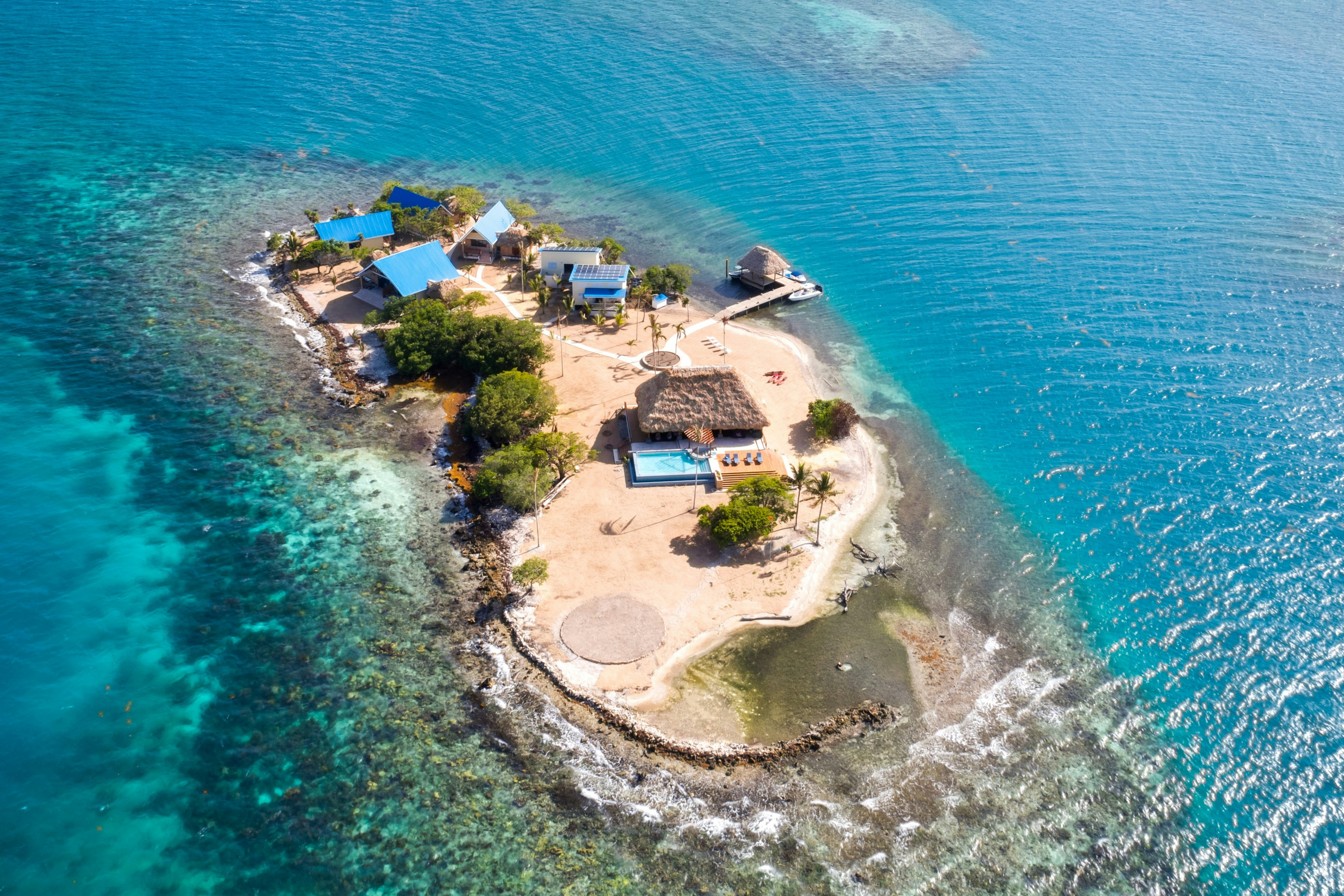 An island off the coast. Вилла на острове Овериондер Кей (Багамские острова, США). Остров Cane Key. Частный остров. Дом на острове.