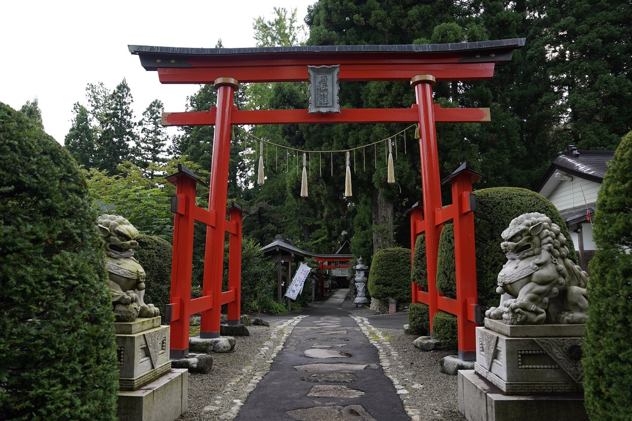 Den stora röda porten vid Karamatsu-jinja-helgedomen