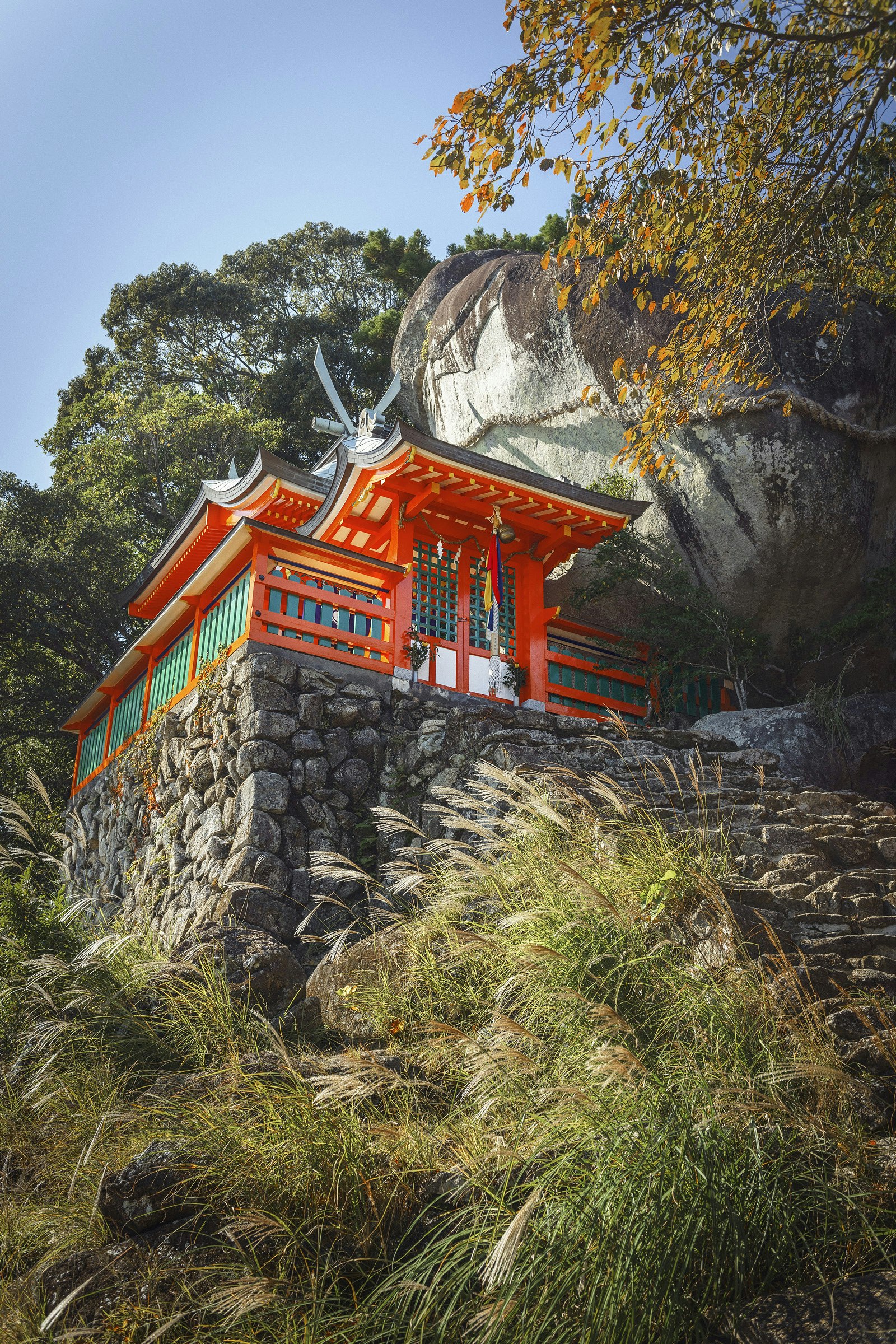 Kamikura-jinja shrine is painted vermilion and green