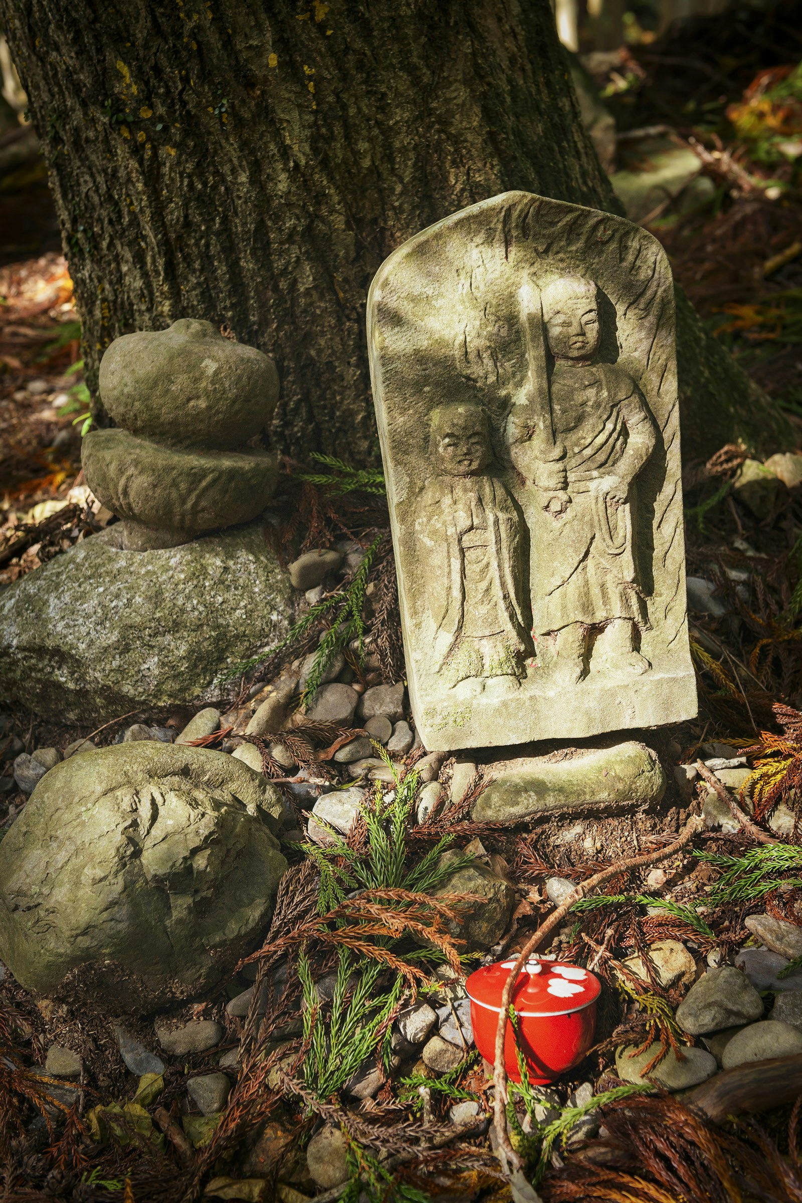 Child-sized Jizō and sword-carrying Fudō-Myō-ō carved in stone