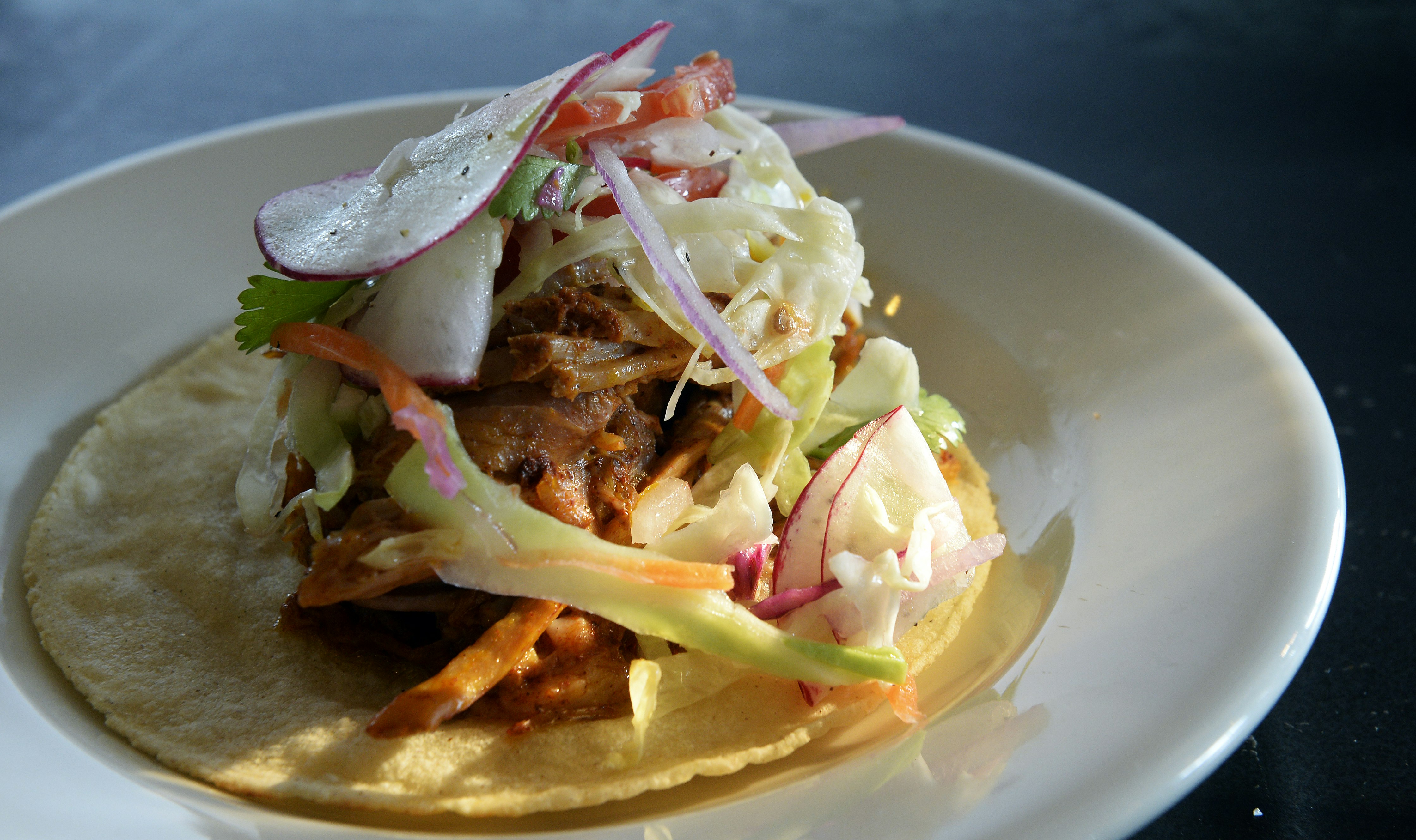 En närbild av en öppen mjuk taco med kött- och grönsaksgarnering;  LAvsSouthBend