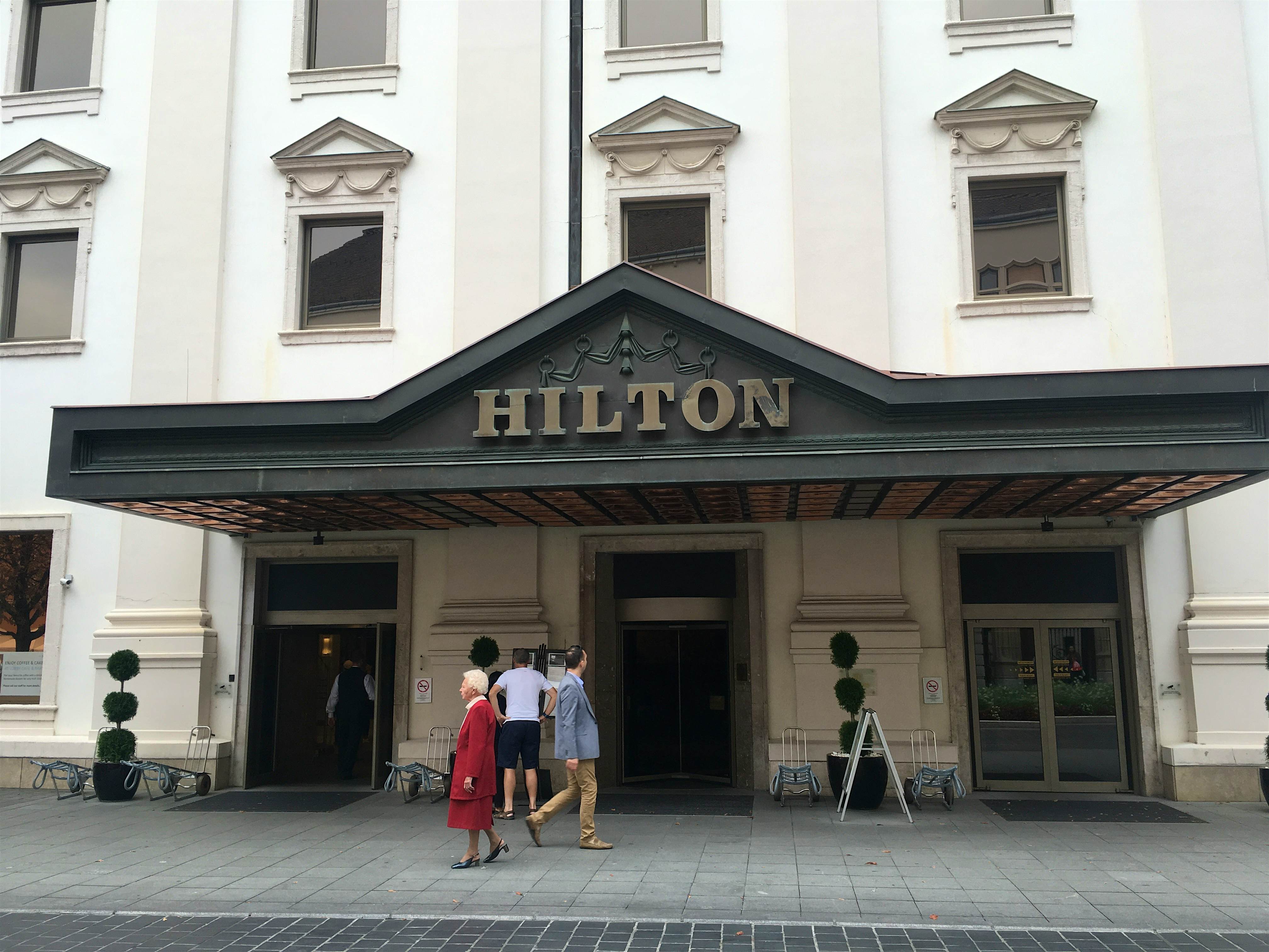 A parte externa de um hotel Hilton