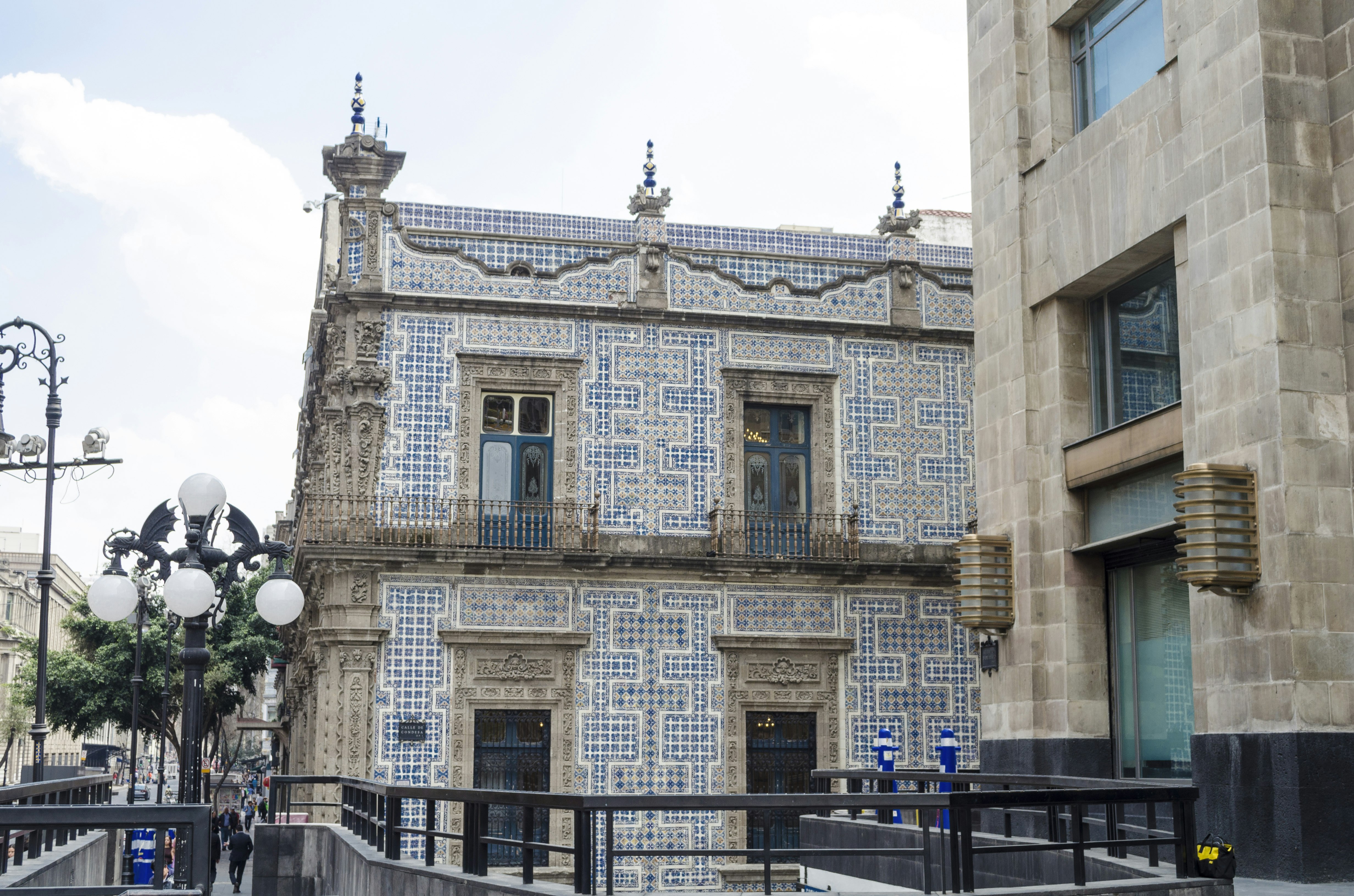 Exterior shot of La casa de los azulejos and the blue and white tiles that cover much of the building. 