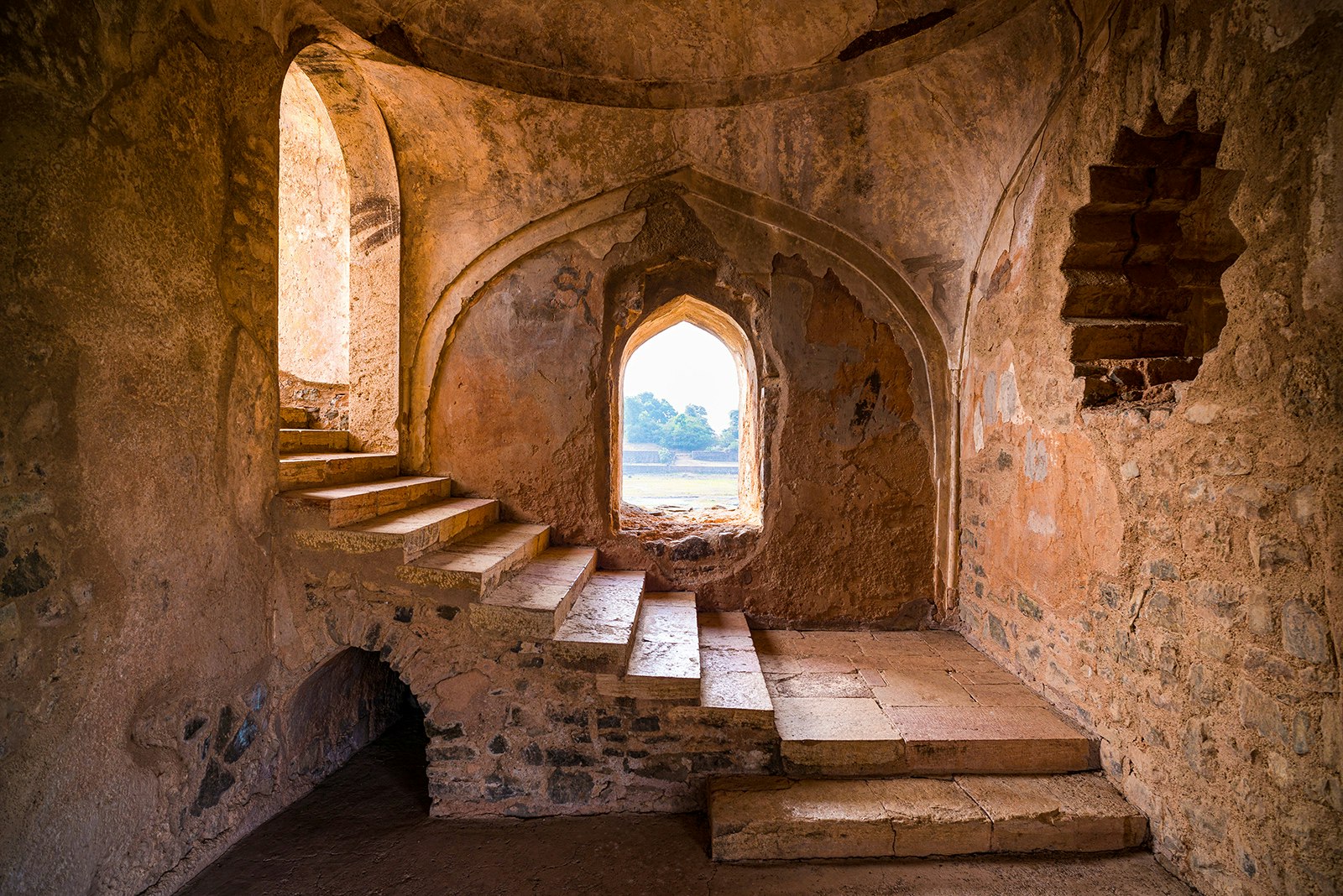The interior of Mandu's ruins is characterized by arched doorways, arched windows and curved ceilings. Madhya Pradesh, India.