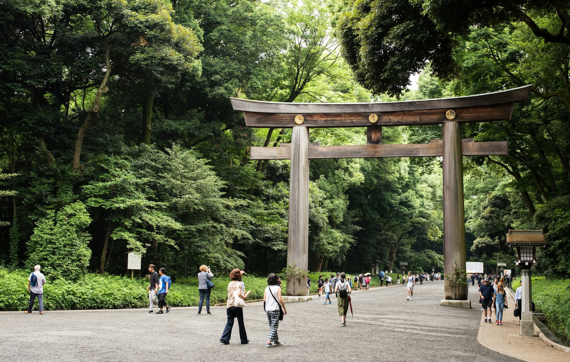 Visitors around the giant torii gate at the shrine Meiju-jingū, Tokyo.