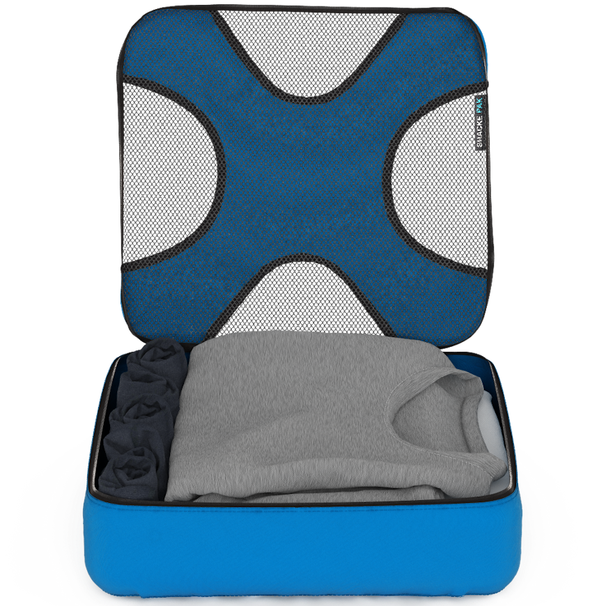 En blå packningskub visas med nätlocket öppet, kännetecknat av en stor blå x-formad panel.  Inuti ligger vikta kläder i neutrala färger, bland annat en grå tröja.