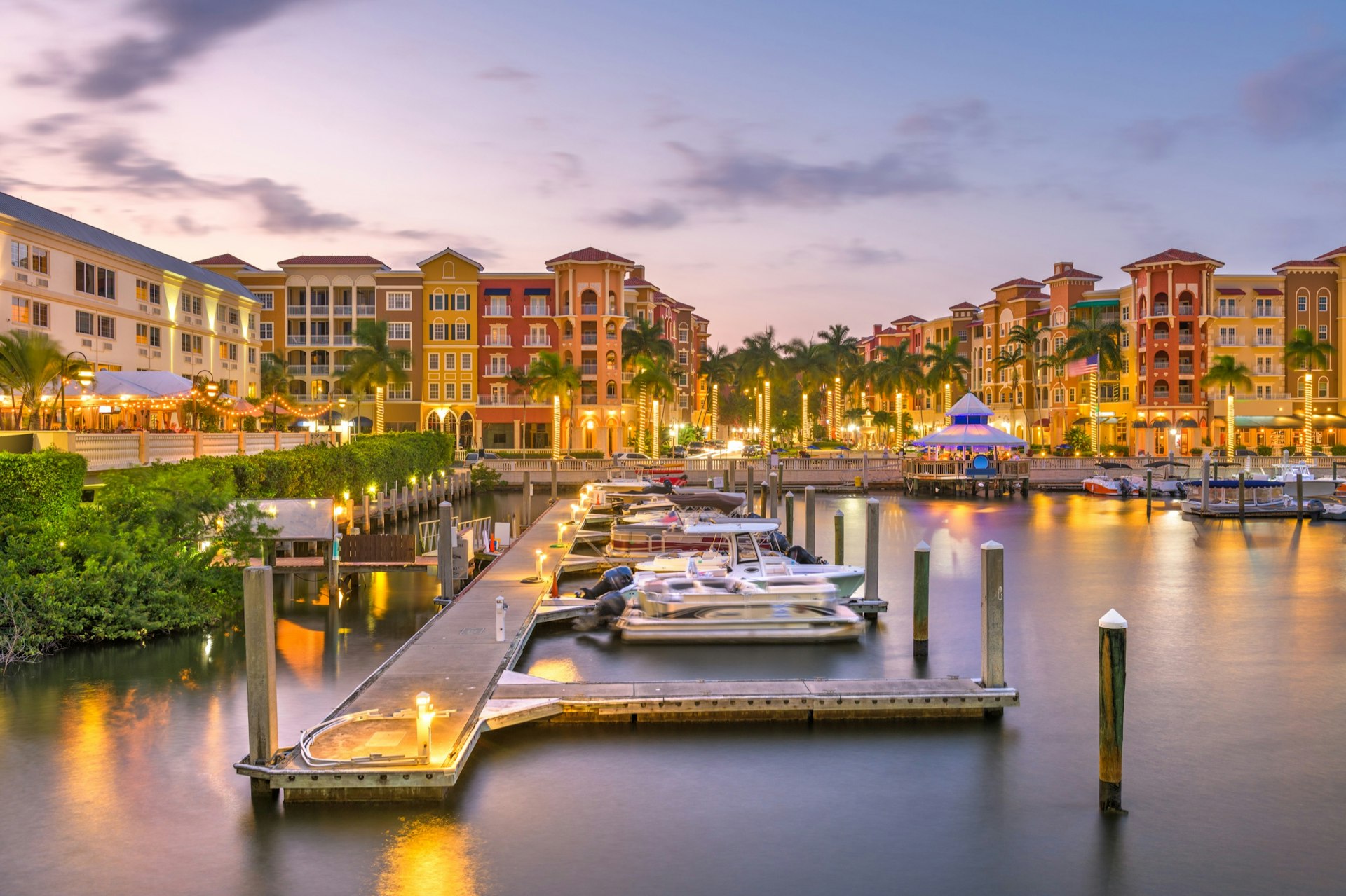 Downtown Naples Florida har bryggor för segelbåtar och en pittoresk historisk stadskärna