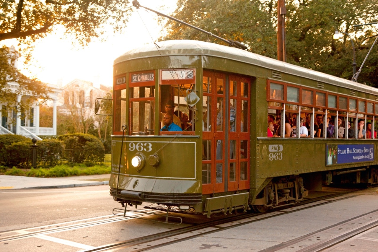 Streetcar on St. Charles Avenue in the Garden District/Uptown, New Orleans, Louisiana, United States 