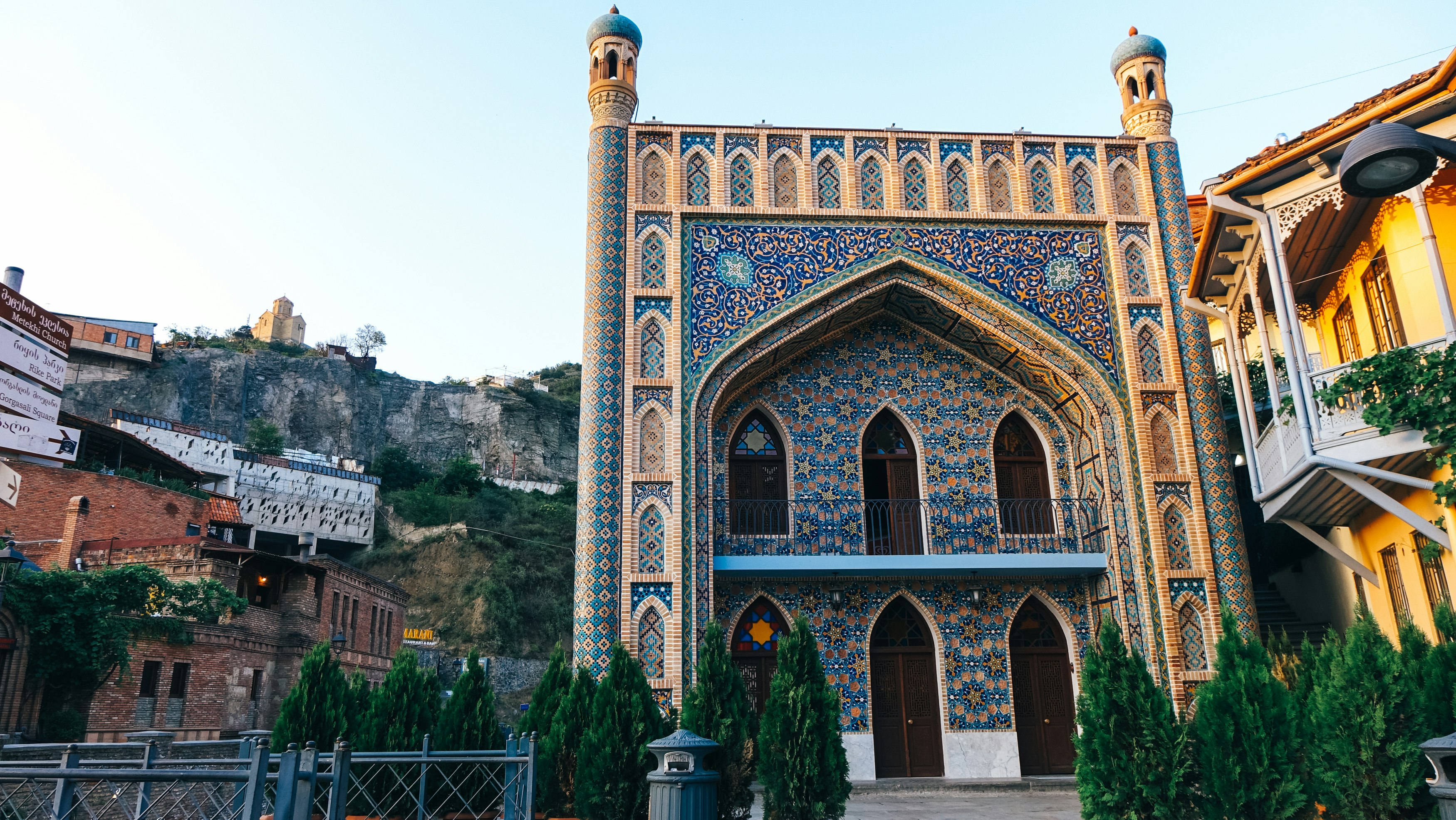 Den utsmyckade fasaden av Chreli Abano (Orbeliani) svavelbad i Tbilisi;  den är helt täckt av blått och gult kakel och det finns välvda dörrar, såväl som minareter i varje hörn.