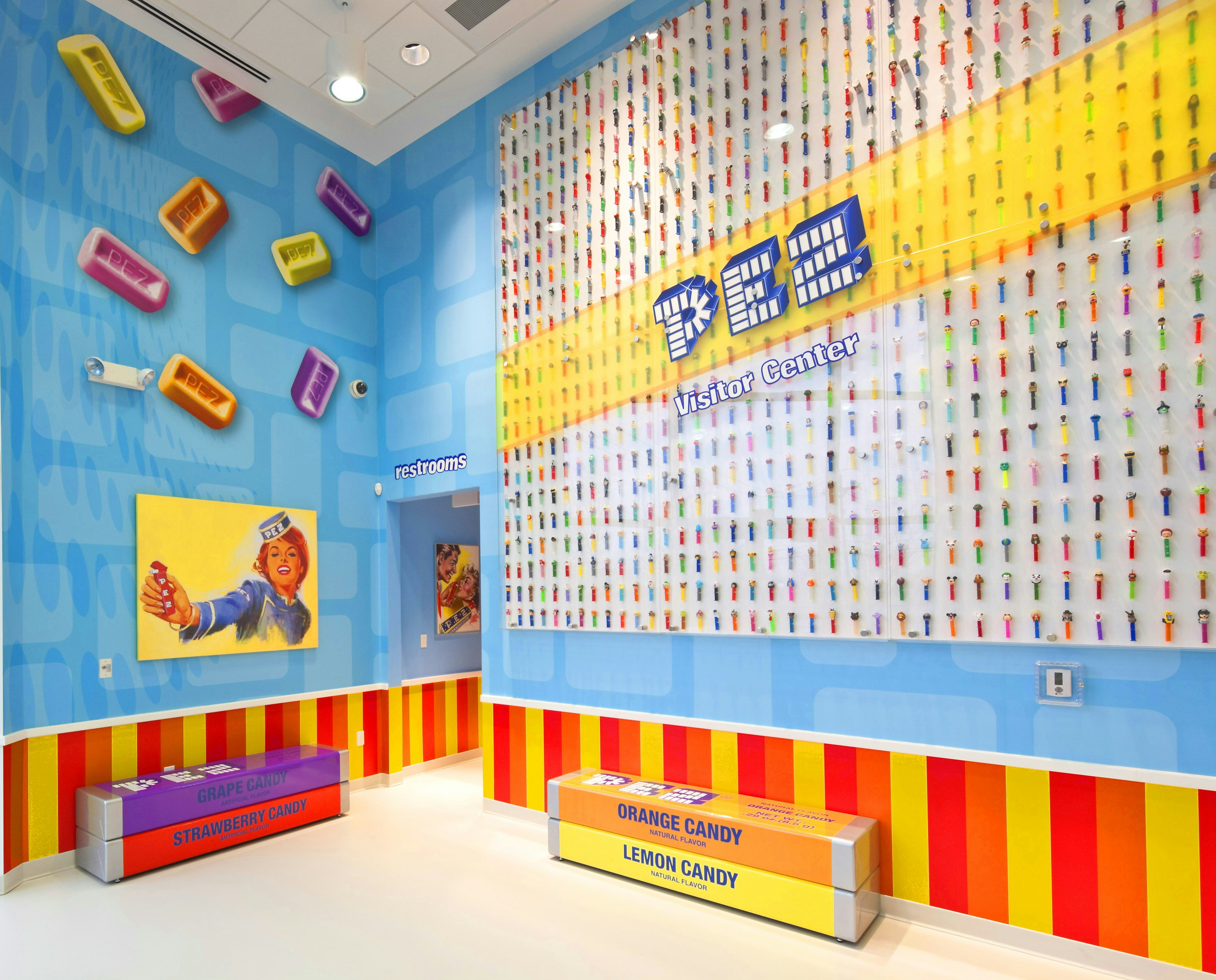 Färgglad PEZ-display på väggen i besökscentret på PEZ-fabriken