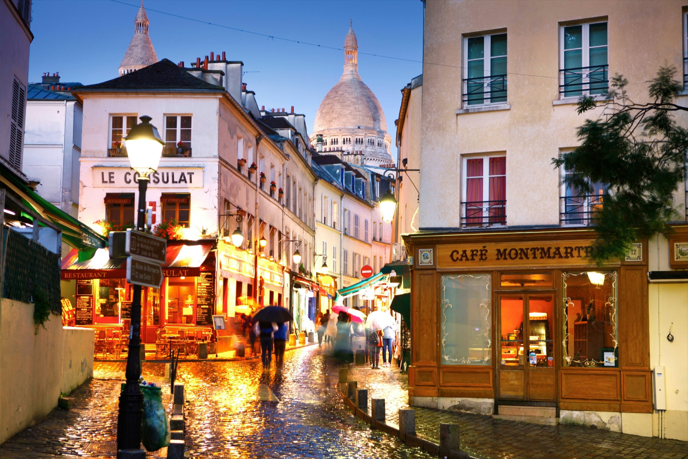 Paris night Sacre Coeur de Montmartre street.jpg