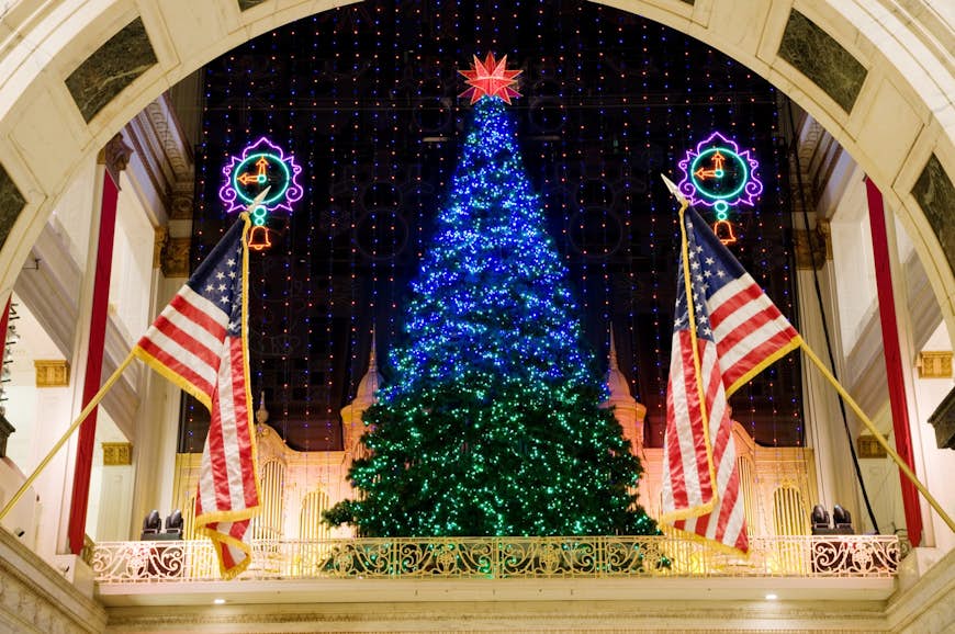 En stor julgran står framför en gobeläng av LED-lampor i atriumet i ett köpcentrum i Philadelphia vid jultid