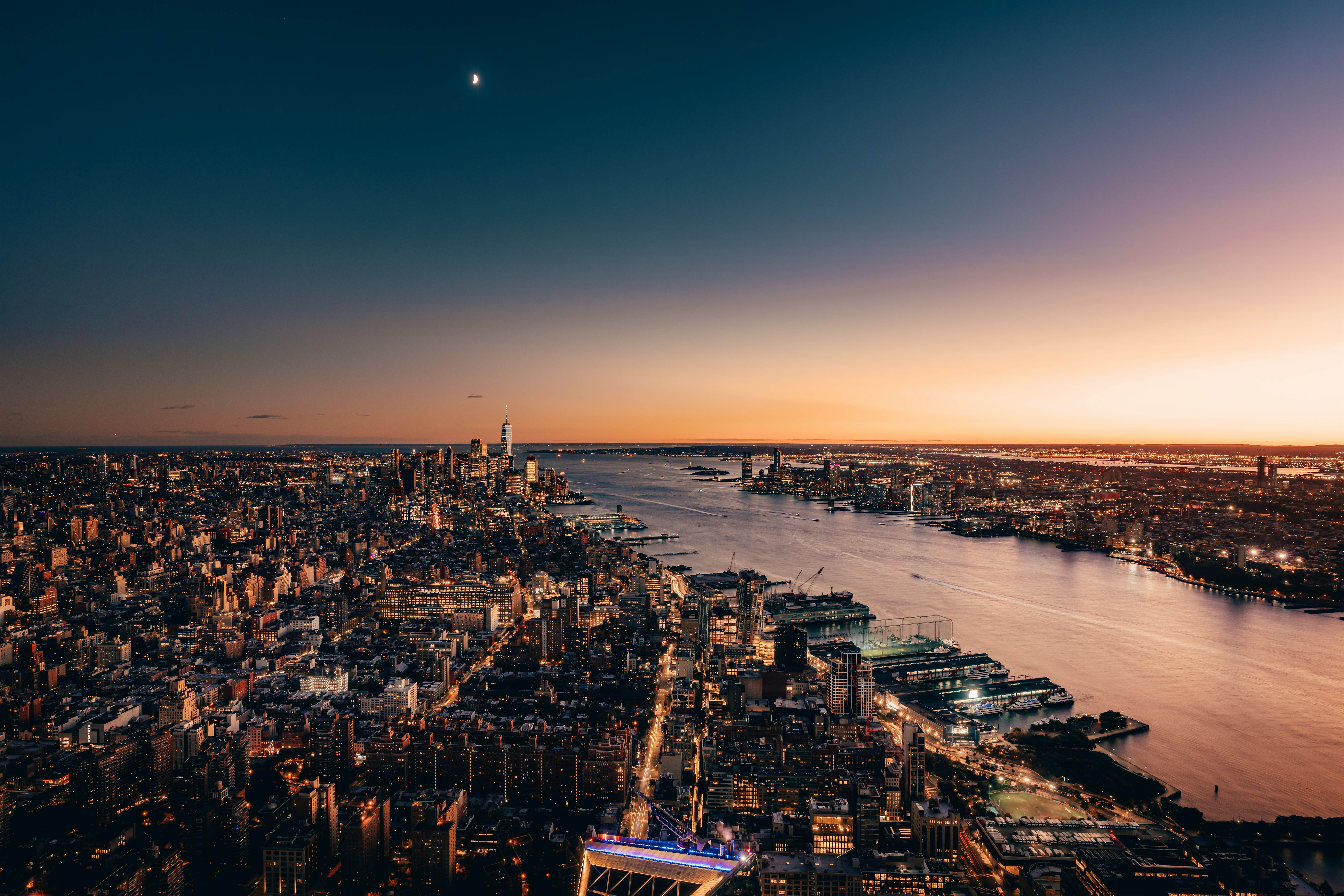 Vista sobre o horizonte de Nova York ao pôr do sol