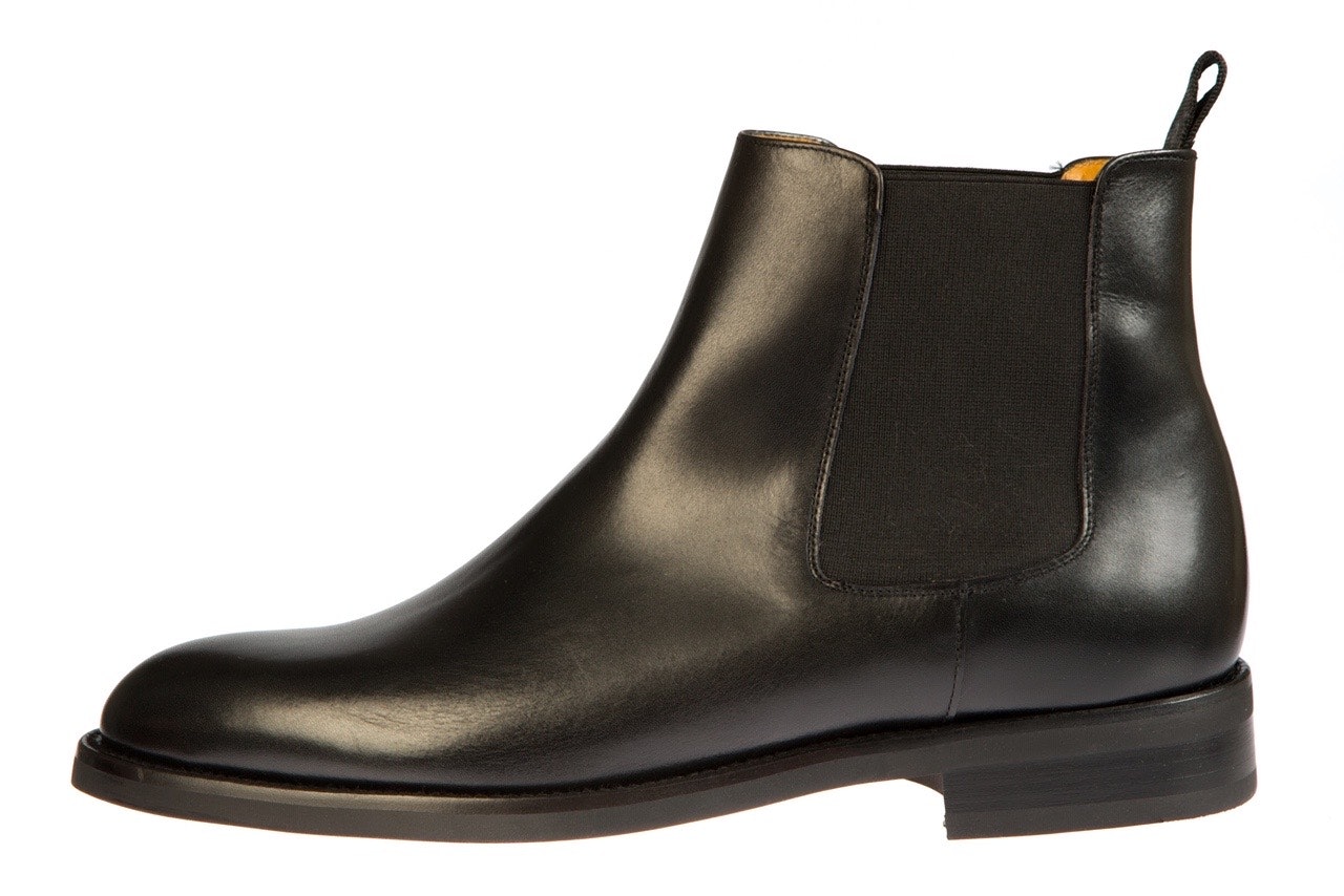 a side shot of a black Chelsea Blackburn boot from Quëro Shoes