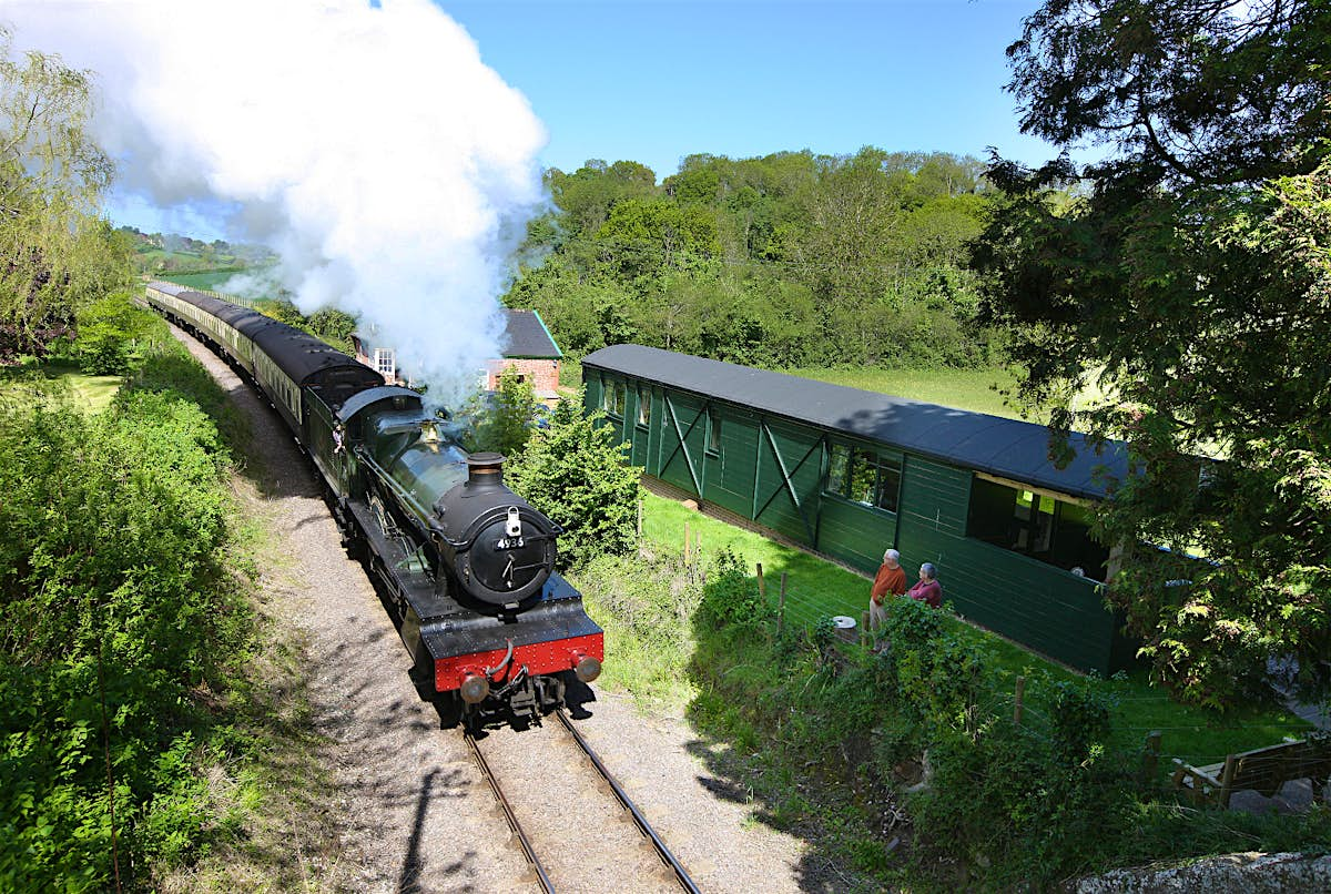 spot-vintage-steam-trains-from-this-railway-carriage-getaway-in