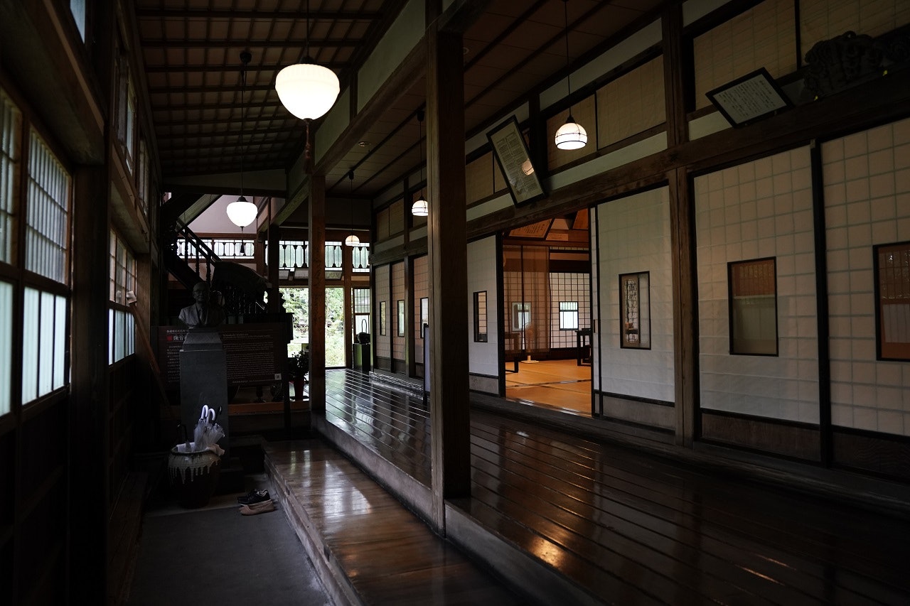 Den mörka träinteriören i ryokan Shohoen med skjutdörrar