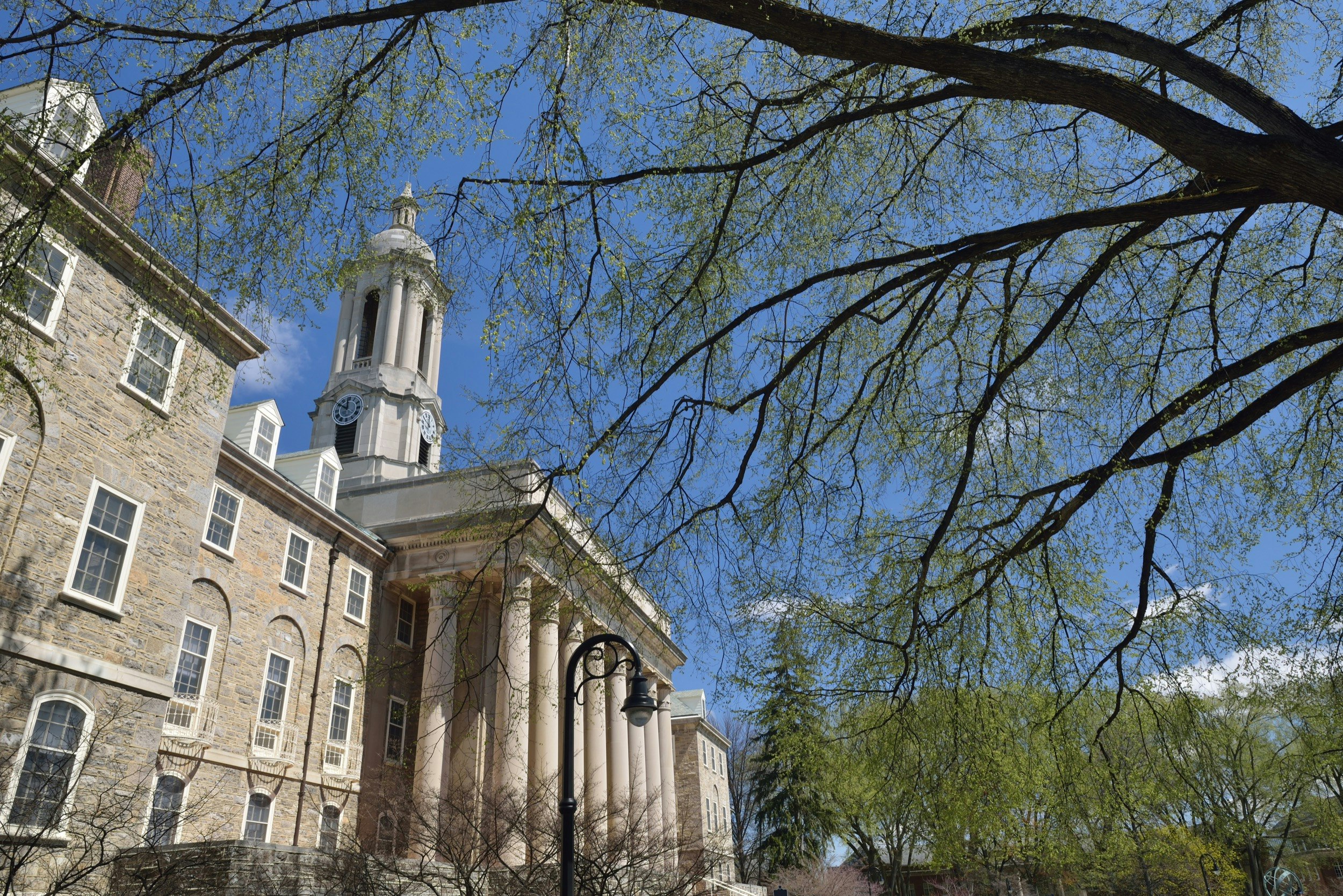 Gammal huvudbyggnad på huvudcampuset vid Pennsylvania State University, State College, Pennsylvania, USA