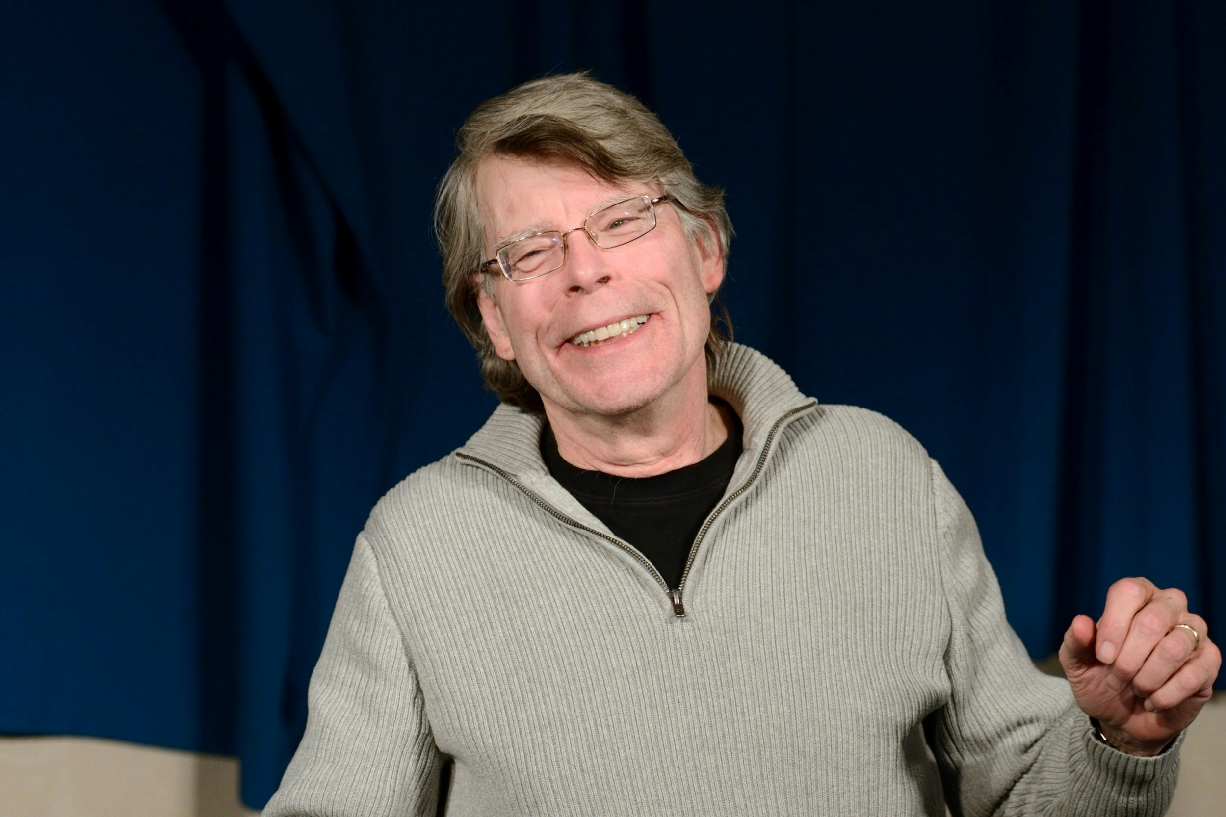 Stephen King posing for photographers at a press conference