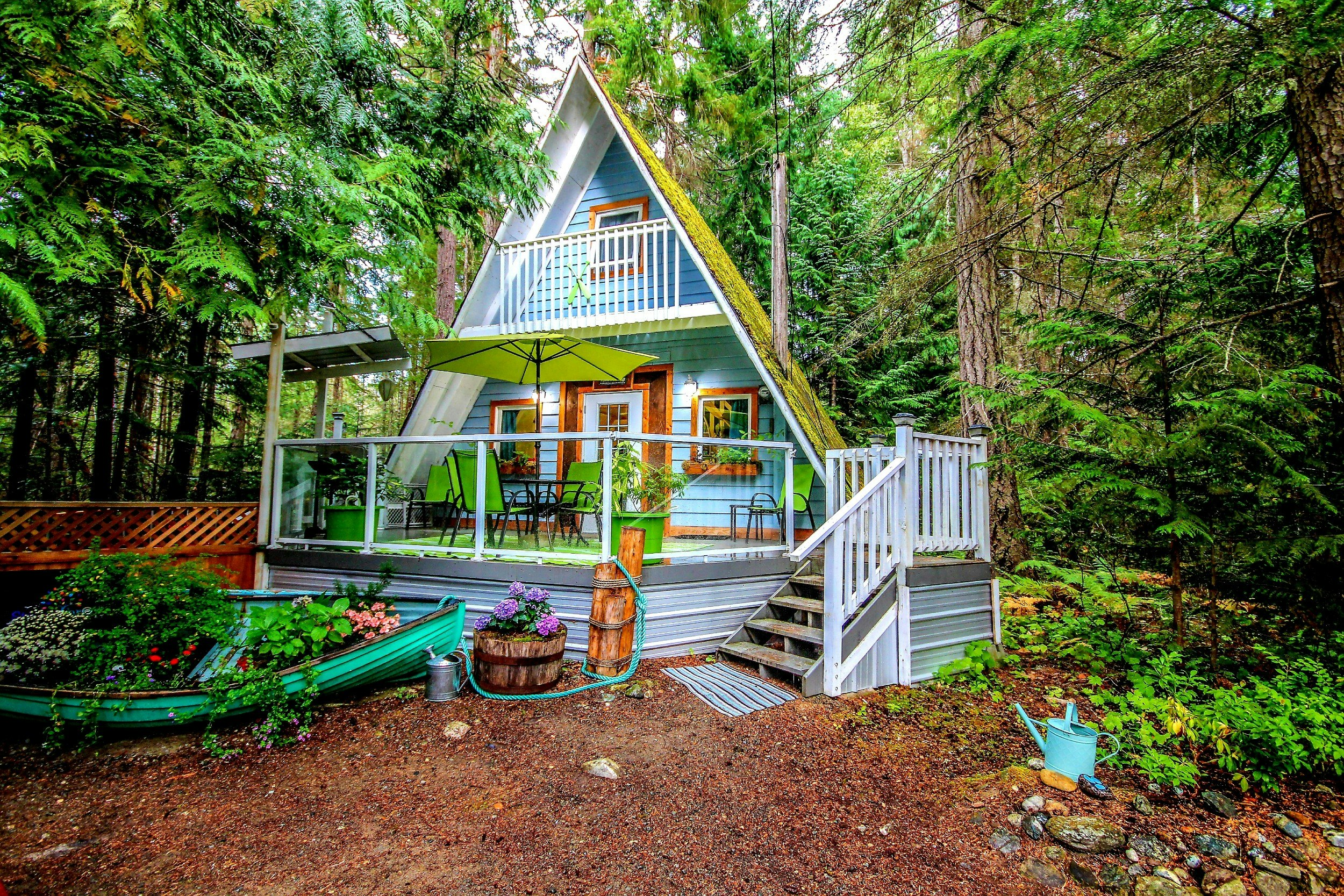 A colourful cabin in the mountains