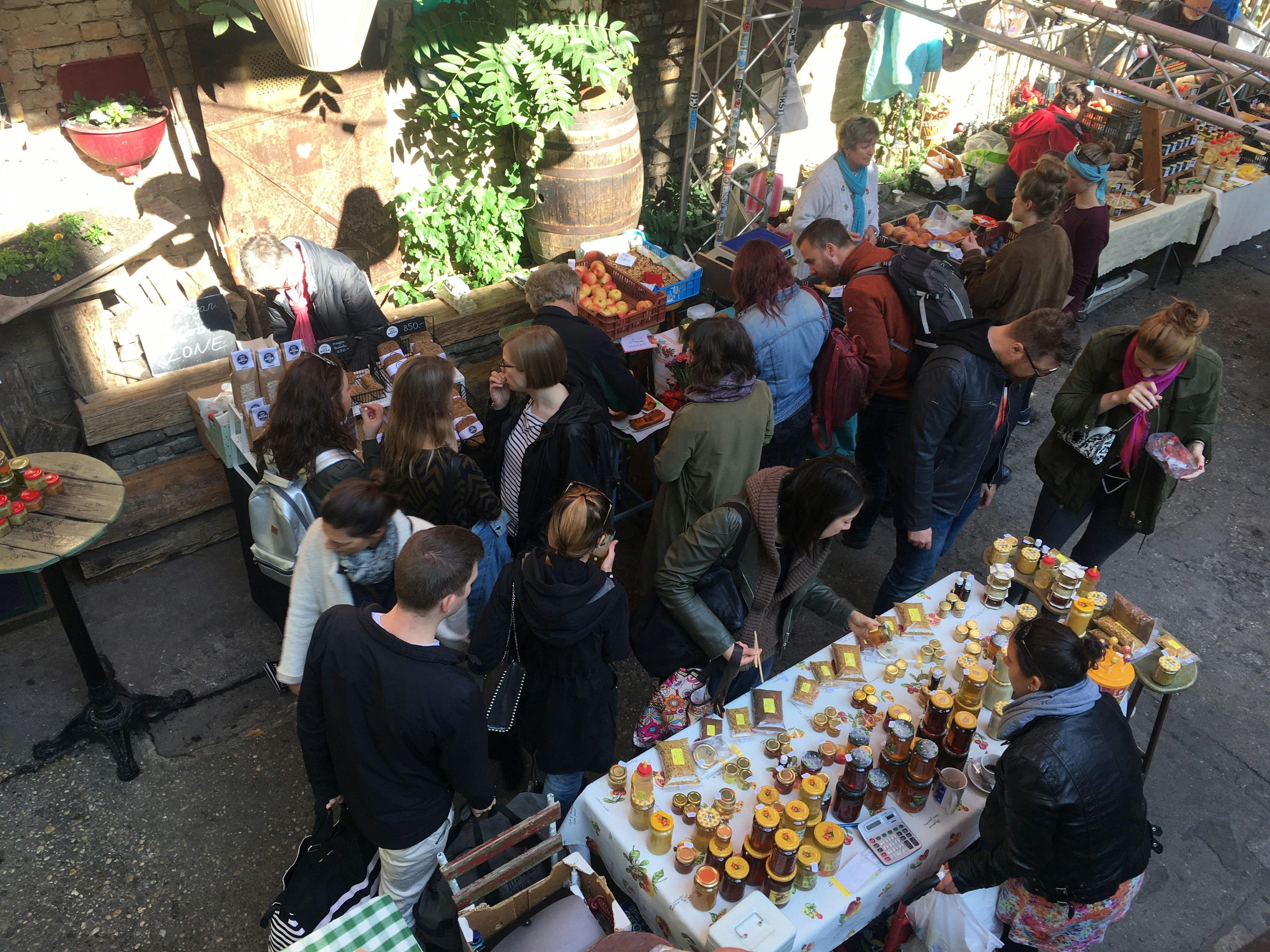Le pub en ruine Szimpla Kert se transforme en marché fermier le dimanche à Budapest