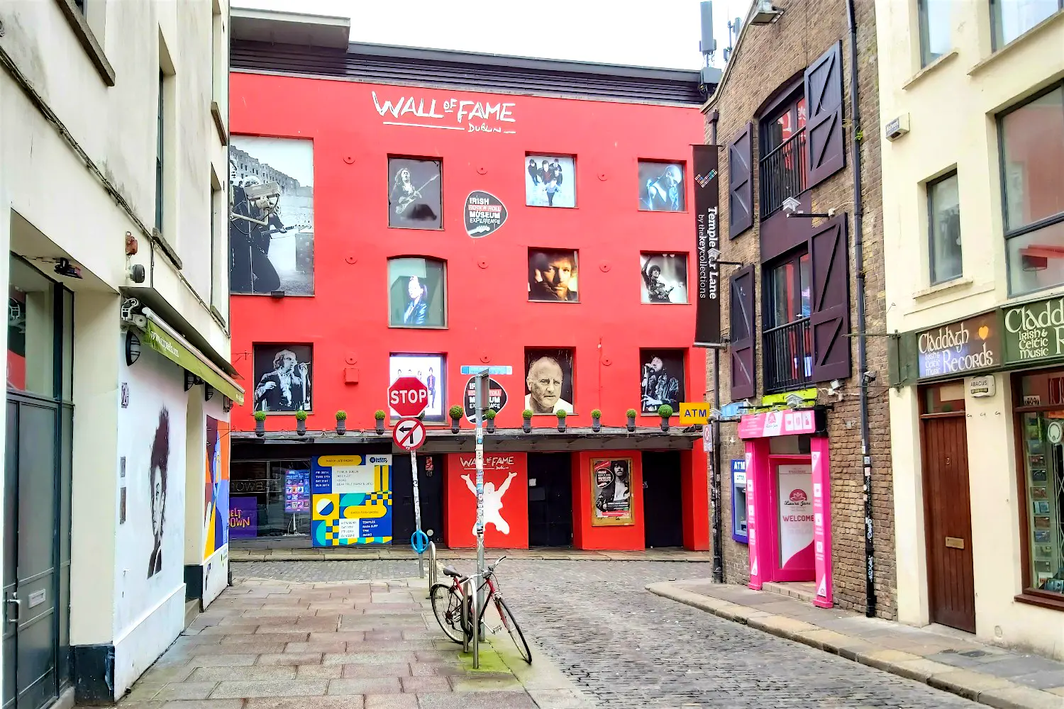 Temple Bar 1.jpg The wall of Fame in Temple Bar