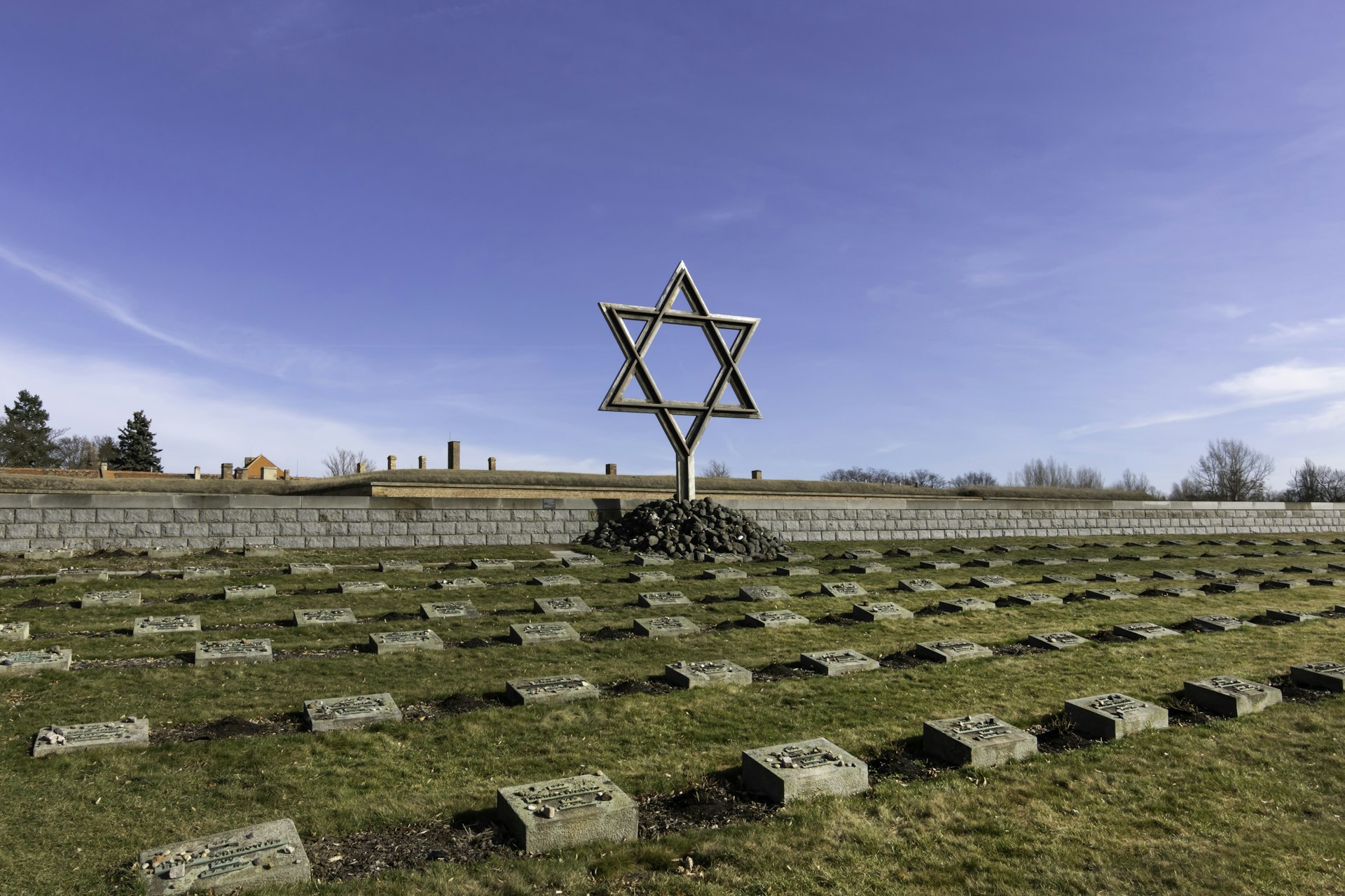 En stor davidsstjärna har rests mitt på Nationalkyrkogården Theresienstadt som innehåller cirka 10 000 offer.