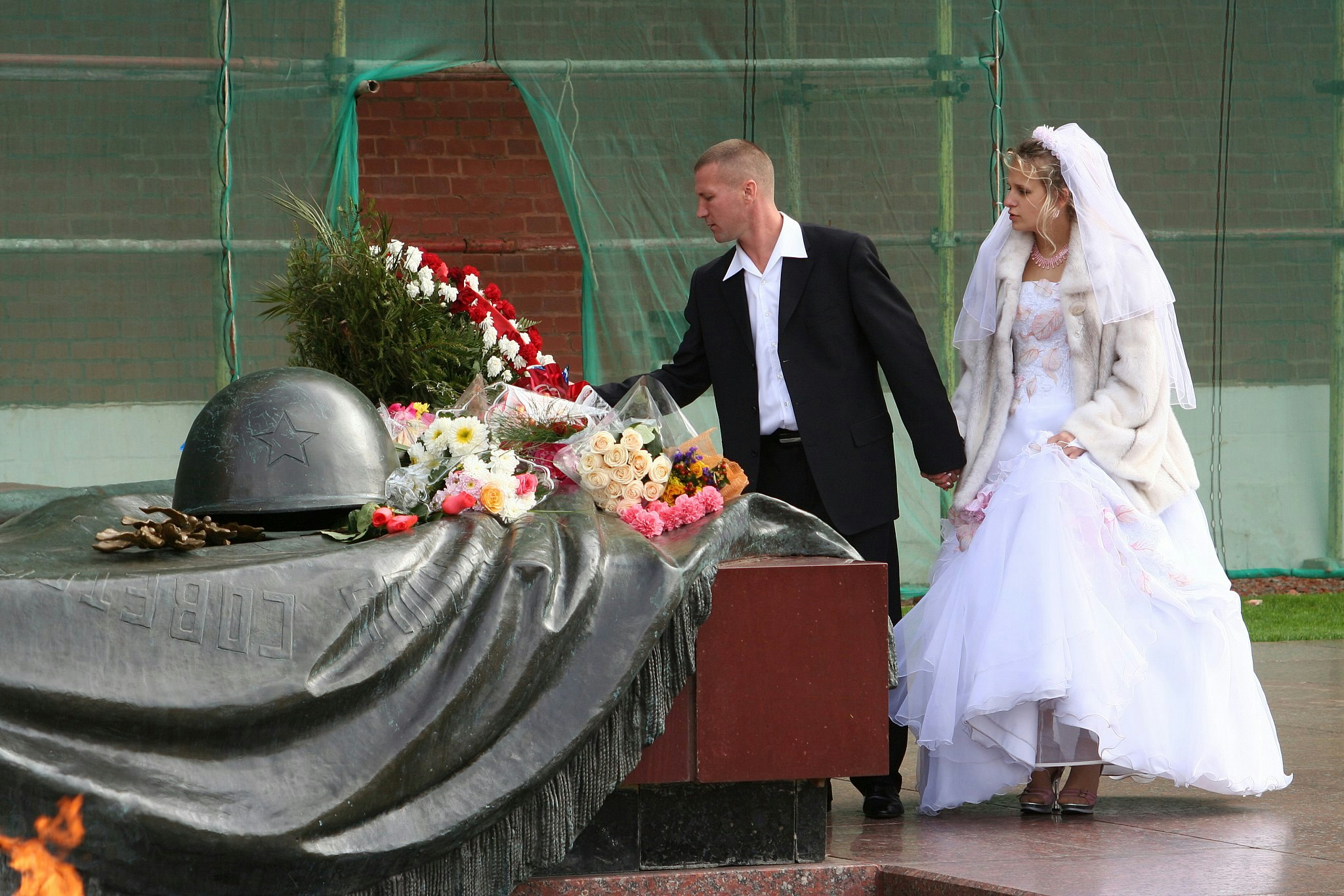 Newlywed couple leaving flowers on the Tomb of the Unknown Soldier in Moscow.