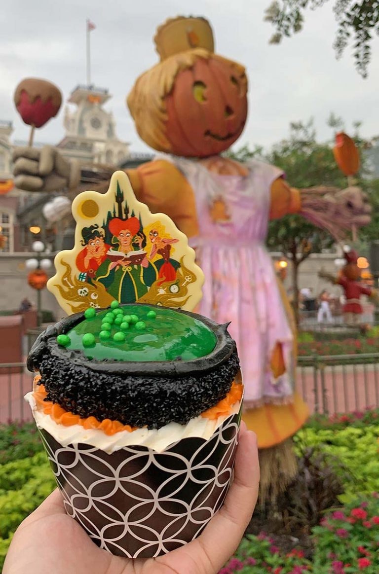 Halloween cupcake with Cinderella's stepmother and stepsisters topper