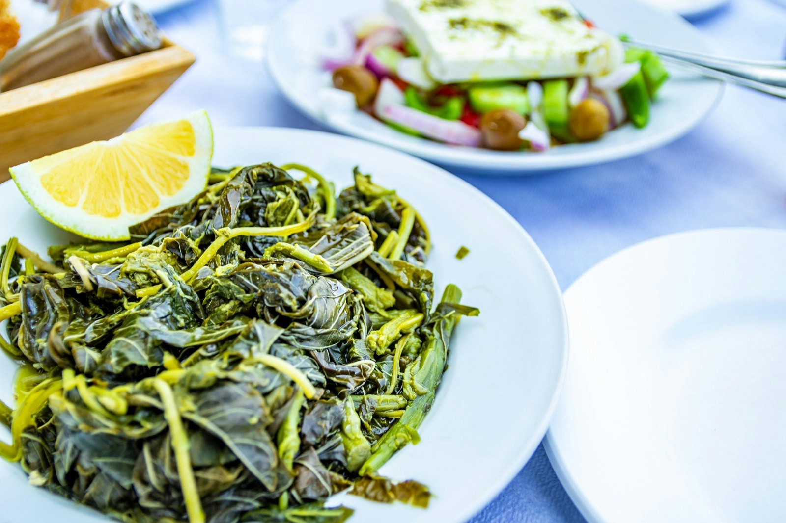 Närbild av mat på ett bord i Aten