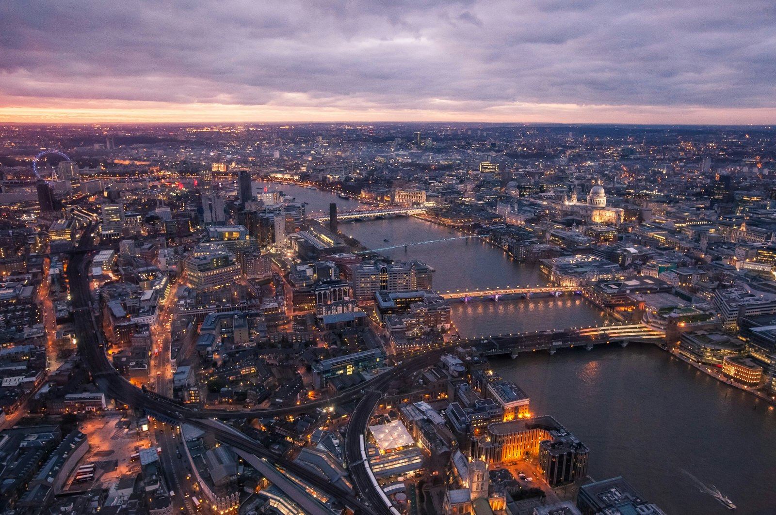 Londons stadsbild i skymningen, sett från The Shard