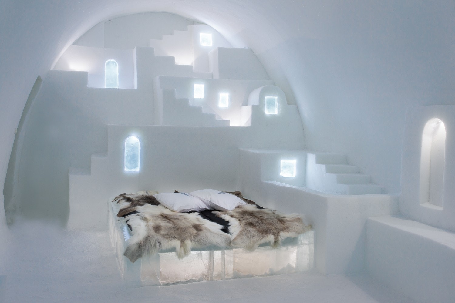 White Santorini desjgn at Icehotel 30.jpg