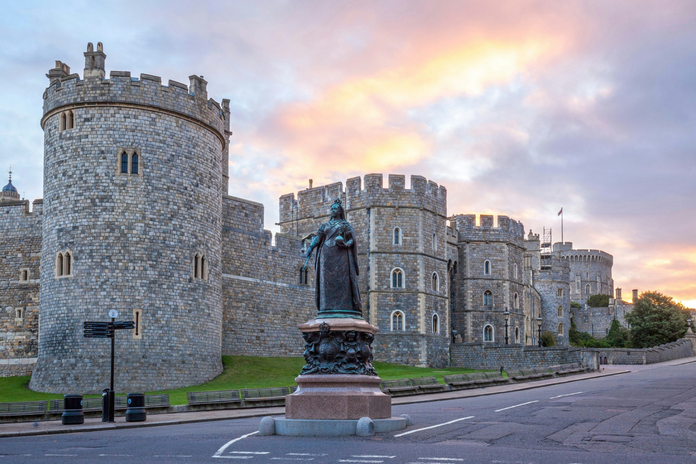 Exterior of Windsor Castle and the statue of Queen Victoria 